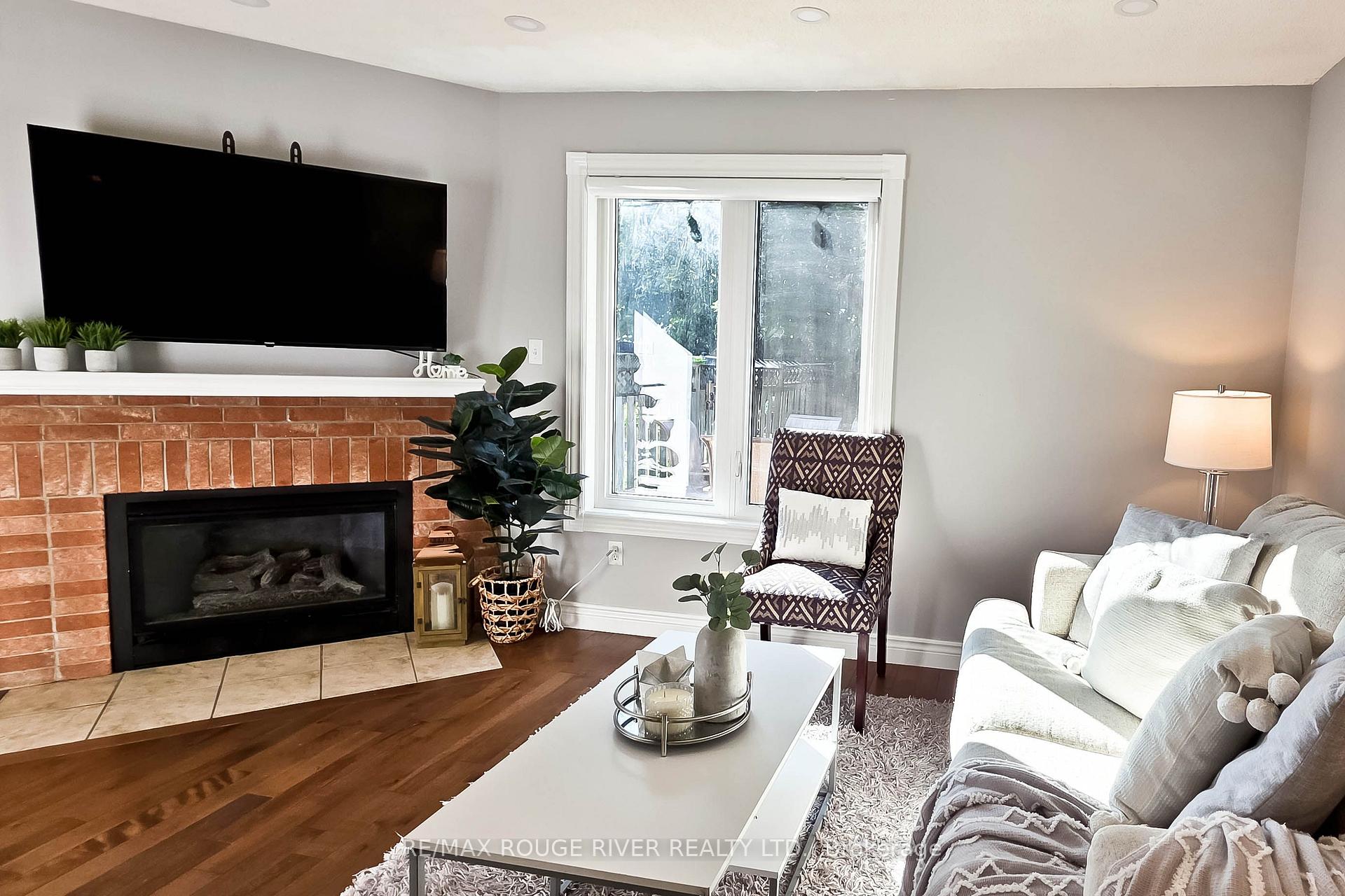 Photo 9 of 6 Knotty Pine Drive, Whitby, Williamsburg — HOMEH
