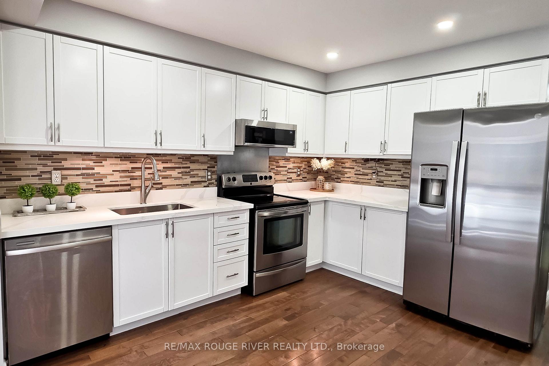 Photo 10 of 6 Knotty Pine Drive, Whitby, Williamsburg — HOMEH