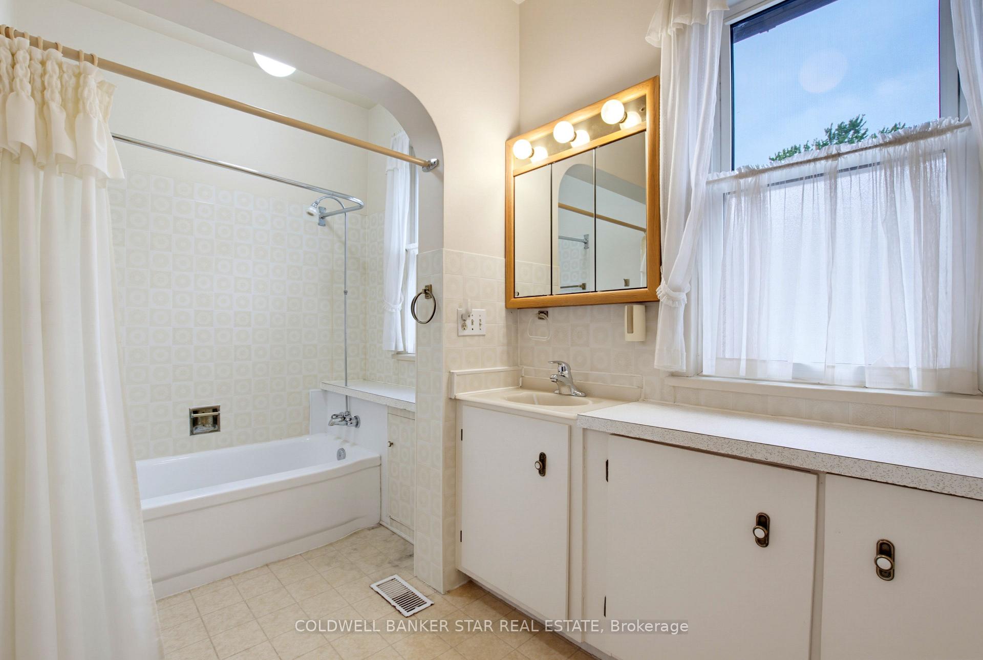 Photo 23 of 27 Fourth Avenue, St. Thomas — HOMEH