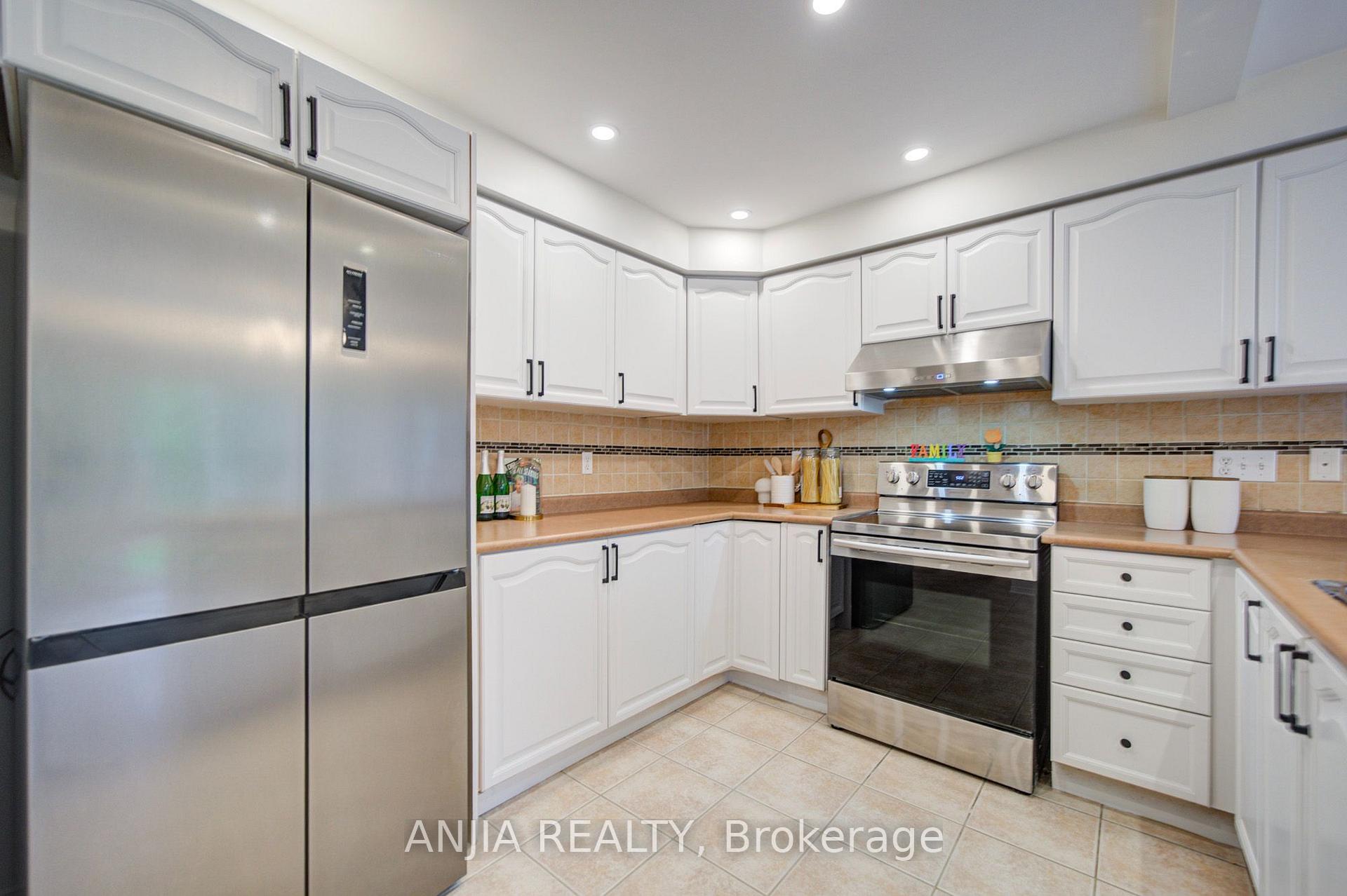 Photo 13 of 1 Aylesbury Gate, Markham, Berczy — HOMEH