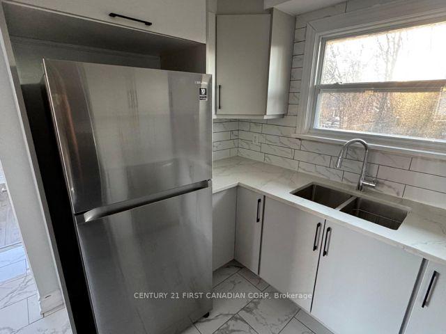 Photo 4 of Unit Upper Level, 31 Thorncrest Crescent, London, South D — HOMEH