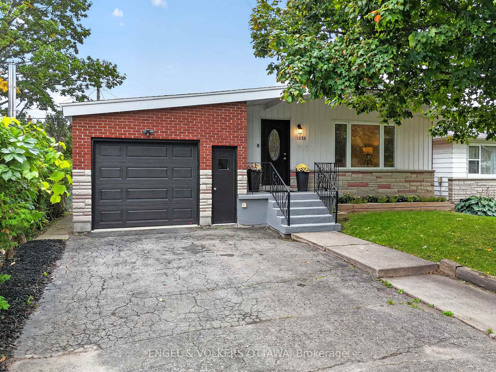 Photo 3 of 1238 St. Paul Avenue, Ottawa, Ellwood — HOMEH
