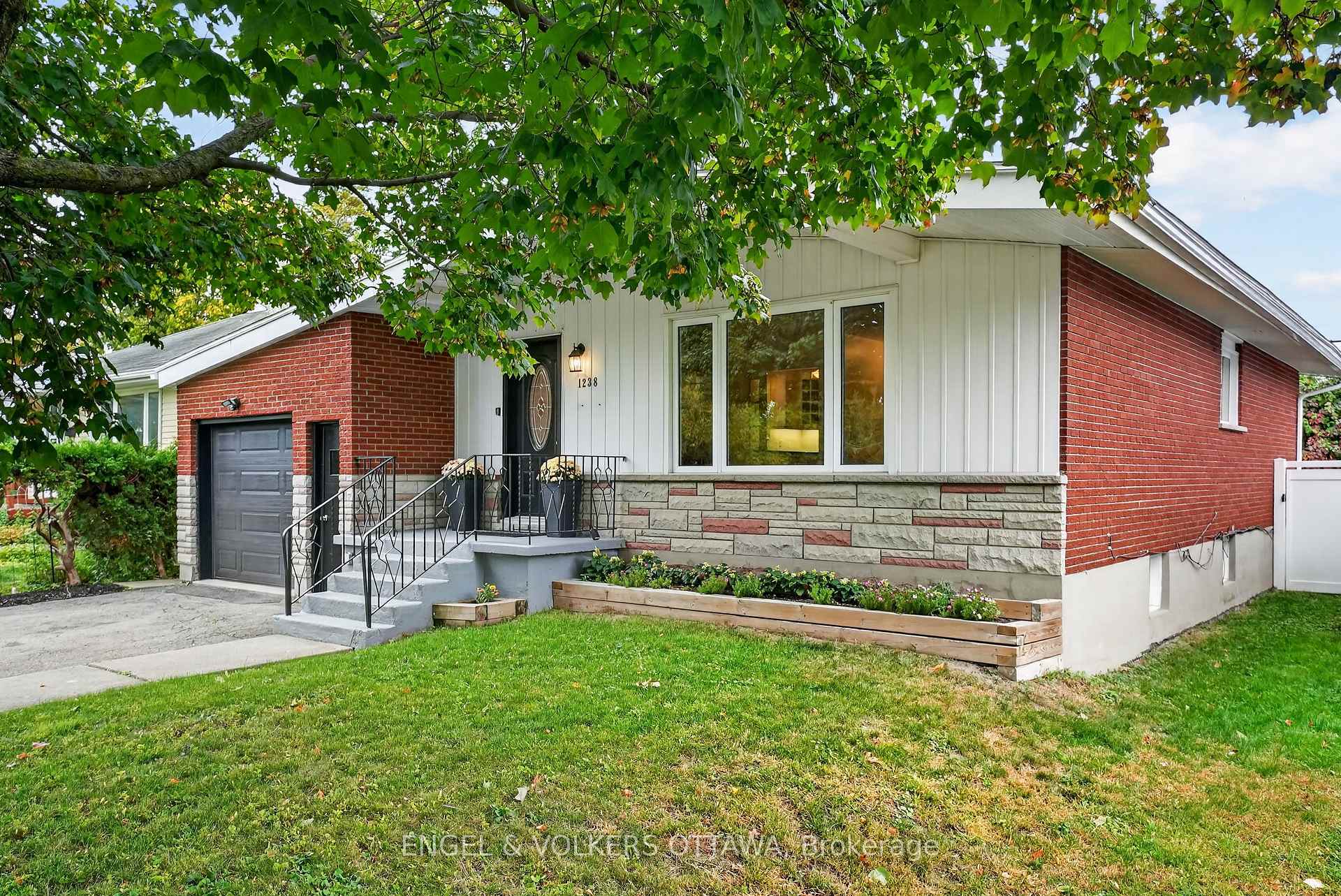 Photo 4 of 1238 St. Paul Avenue, Ottawa, Ellwood — HOMEH
