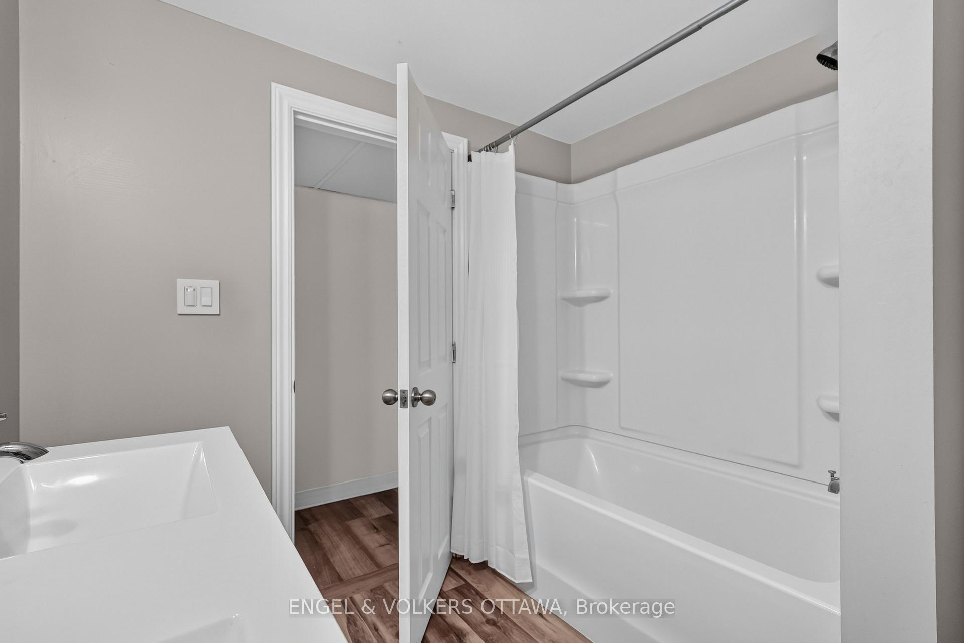 Photo 37 of 1238 St. Paul Avenue, Ottawa, Ellwood — HOMEH