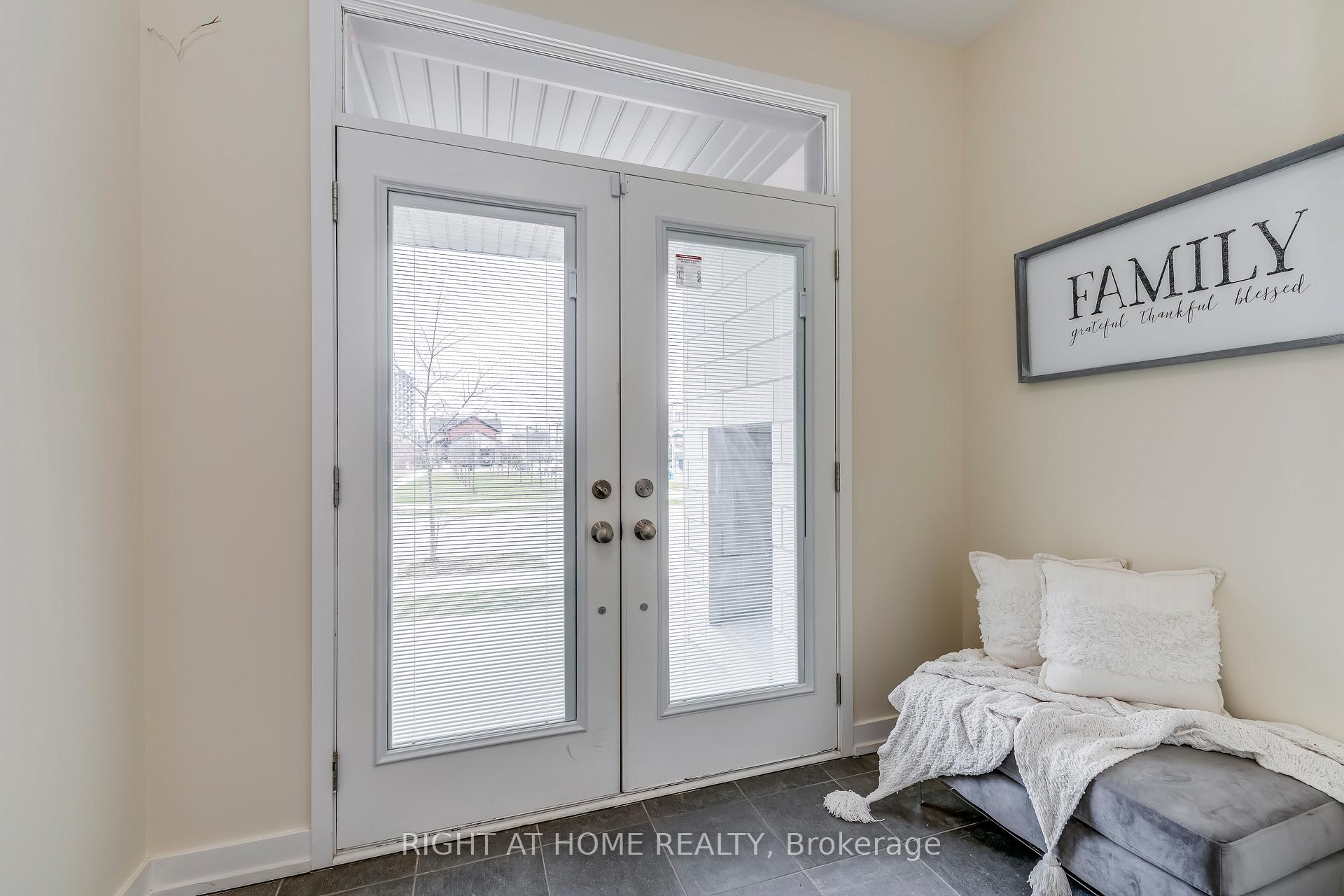 Photo 3 of 272 Squire Crescent, Oakville, Glenorchy — HOMEH