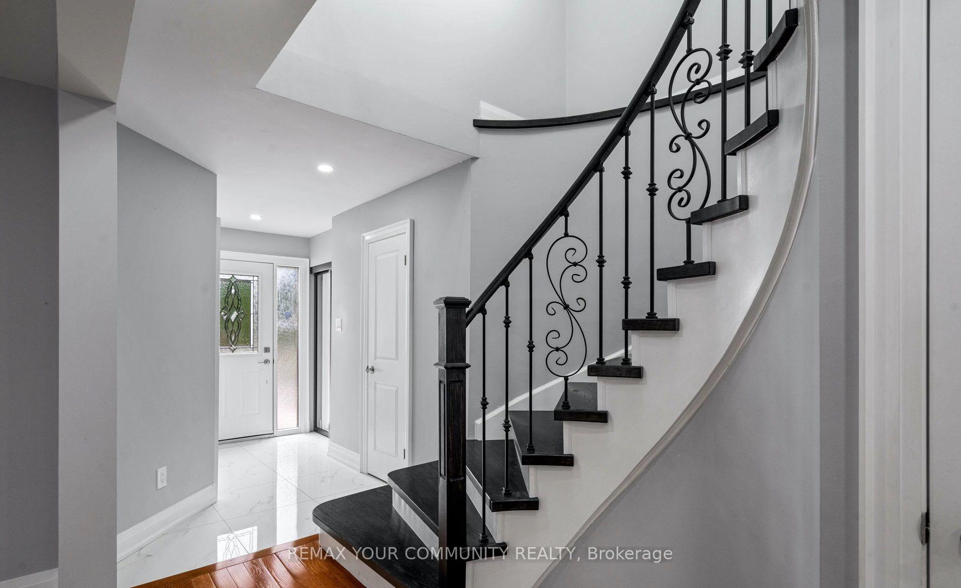 Photo 3 of 700 Stonepath Circle, Pickering, Amberlea — HOMEH