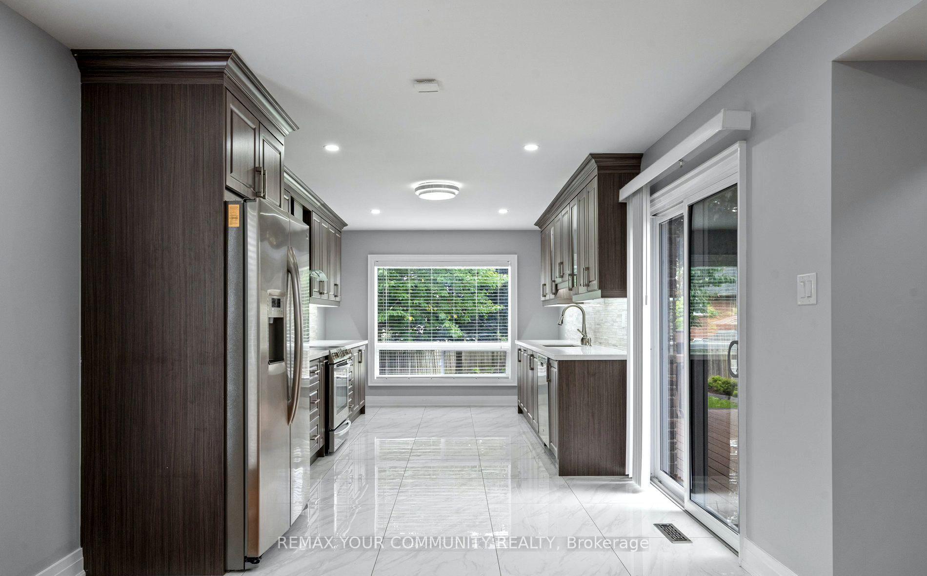 Photo 10 of 700 Stonepath Circle, Pickering, Amberlea — HOMEH