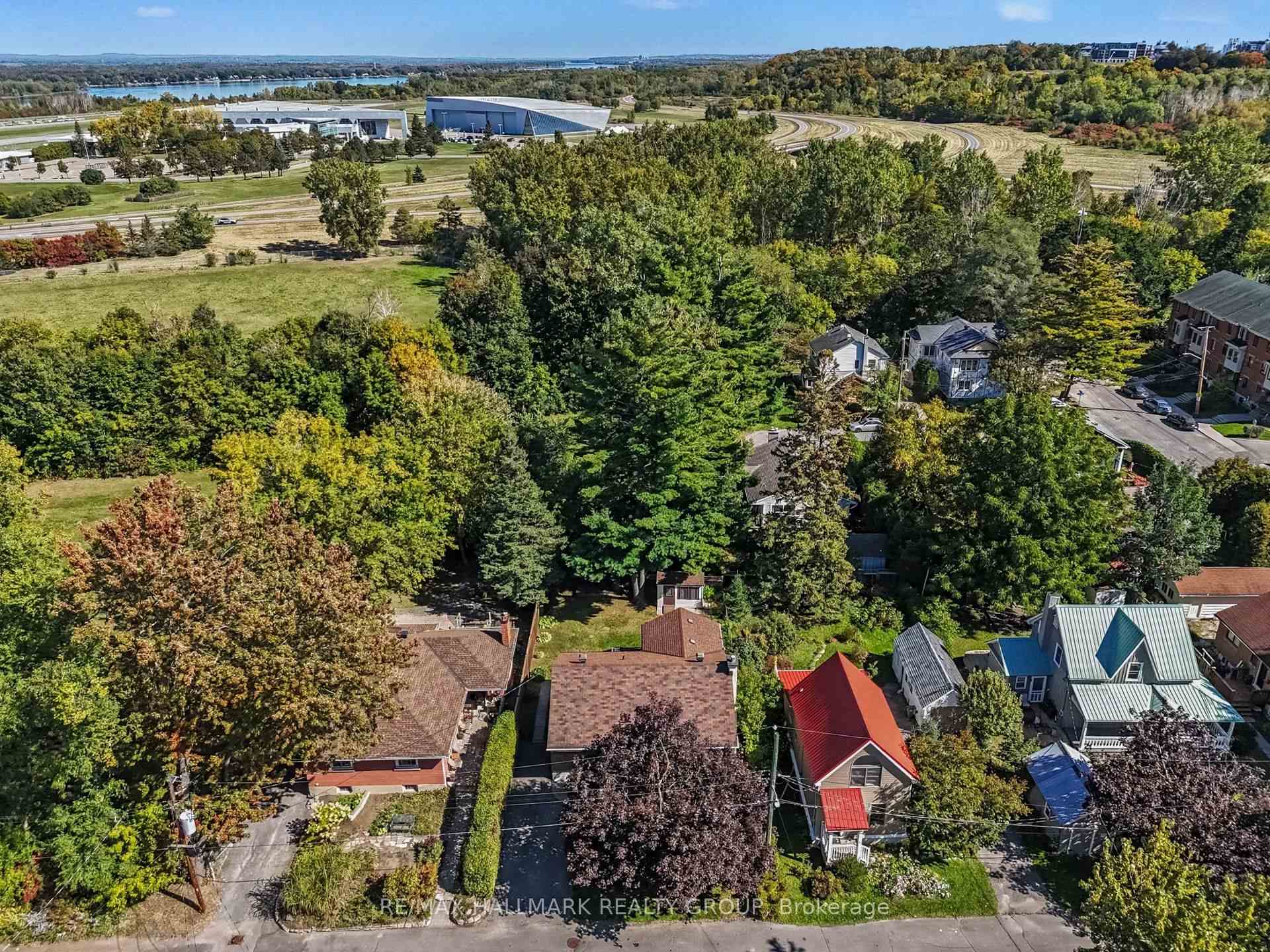 Photo 2 of 183 Martin Avenue, Ottawa, Manor Park — HOMEH