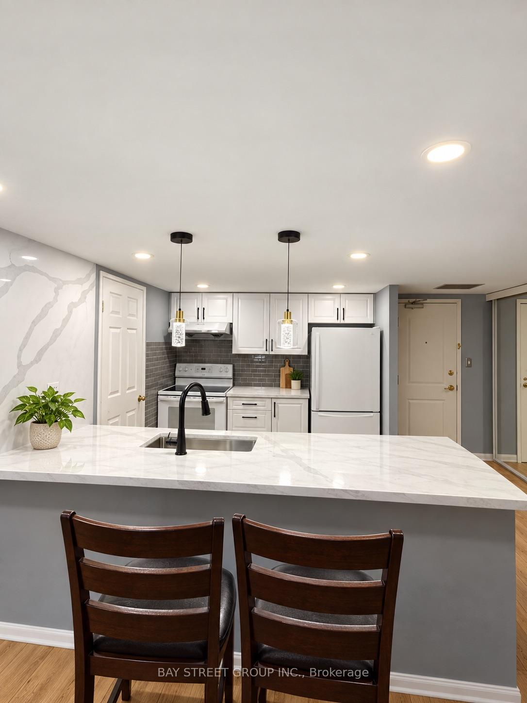 Photo 3 of Unit Ph7, 701 King Street W, Toronto, Niagara — HOMEH