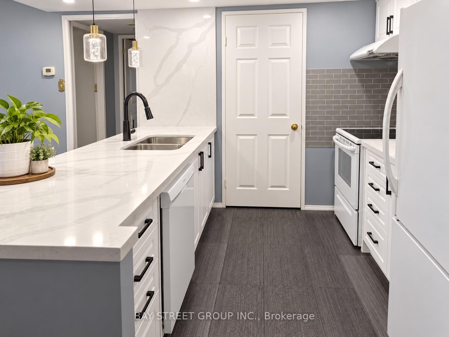 Photo 7 of Unit Ph7, 701 King Street W, Toronto, Niagara — HOMEH