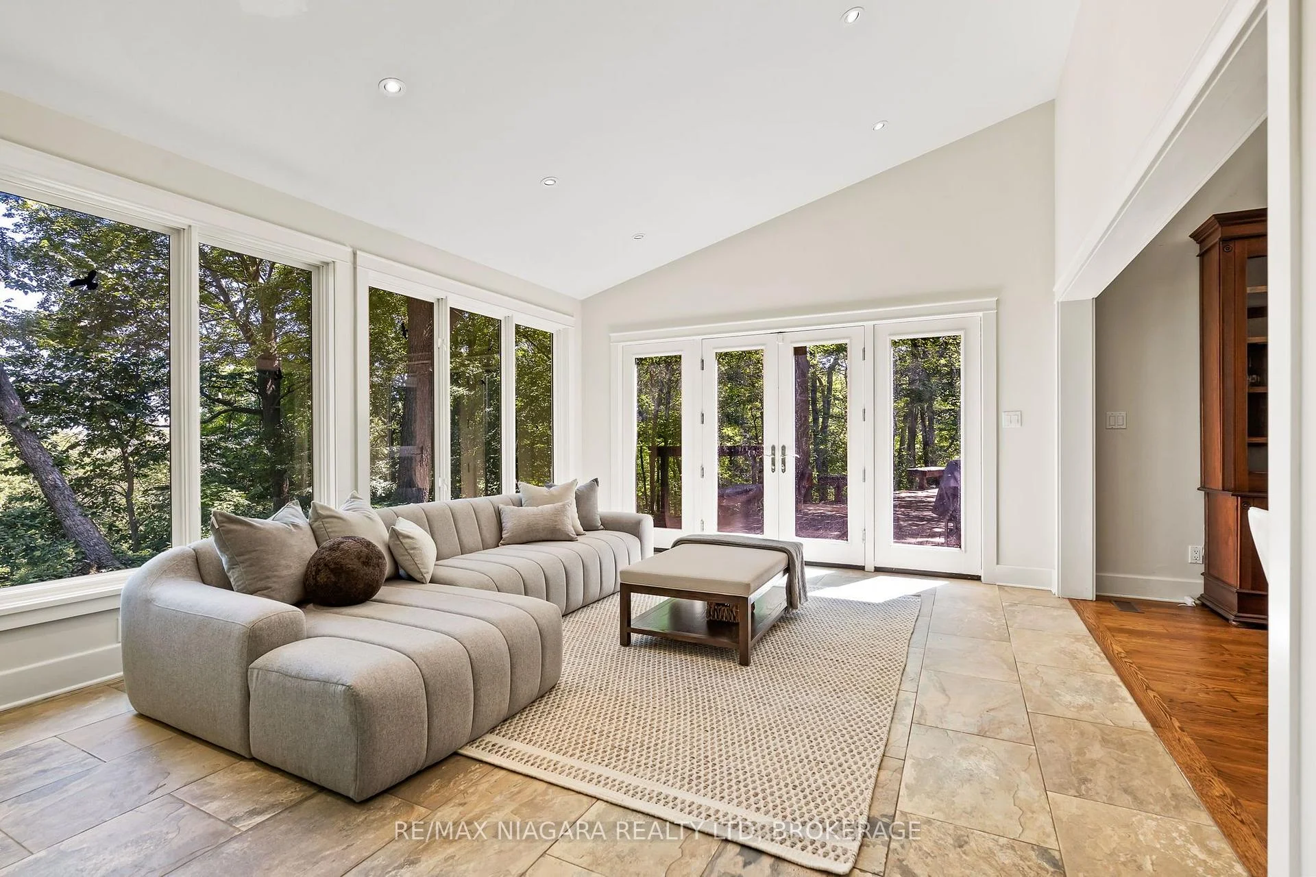 Photo 32 of 429 Ridge Road E, Grimsby, Grimsby Escarpment — HOMEH