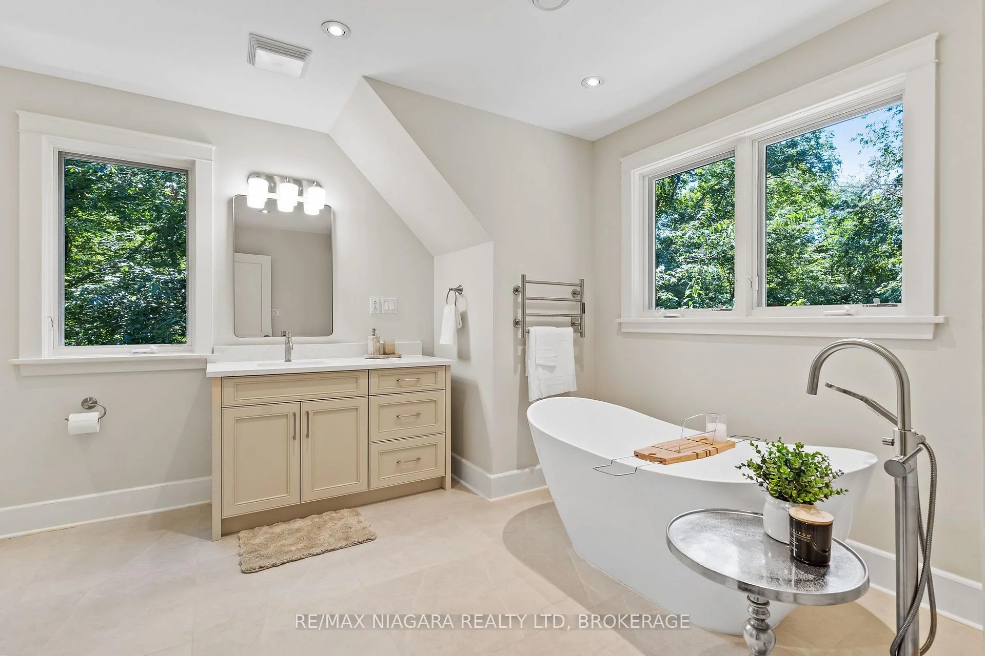 Photo 82 of 429 Ridge Road E, Grimsby, Grimsby Escarpment — HOMEH