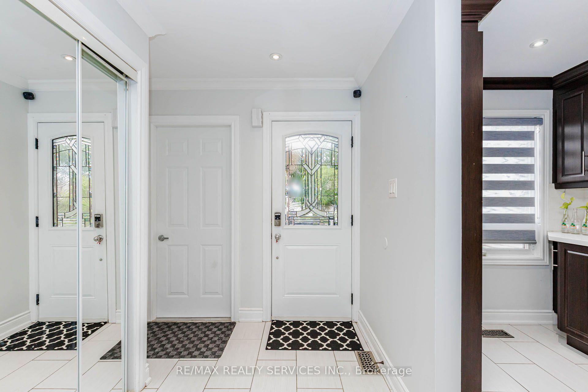 Photo 3 of 20 Murdoch Drive, Brampton, Northwood Park — HOMEH