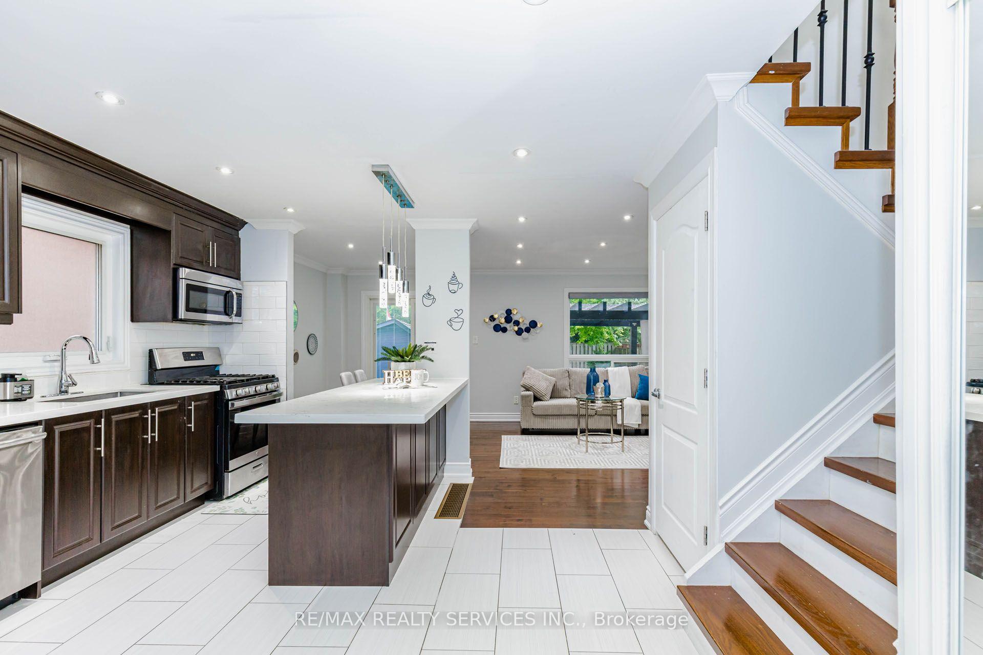 Photo 4 of 20 Murdoch Drive, Brampton, Northwood Park — HOMEH