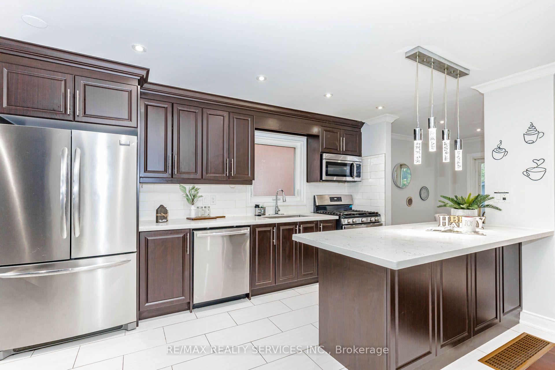 Photo 5 of 20 Murdoch Drive, Brampton, Northwood Park — HOMEH