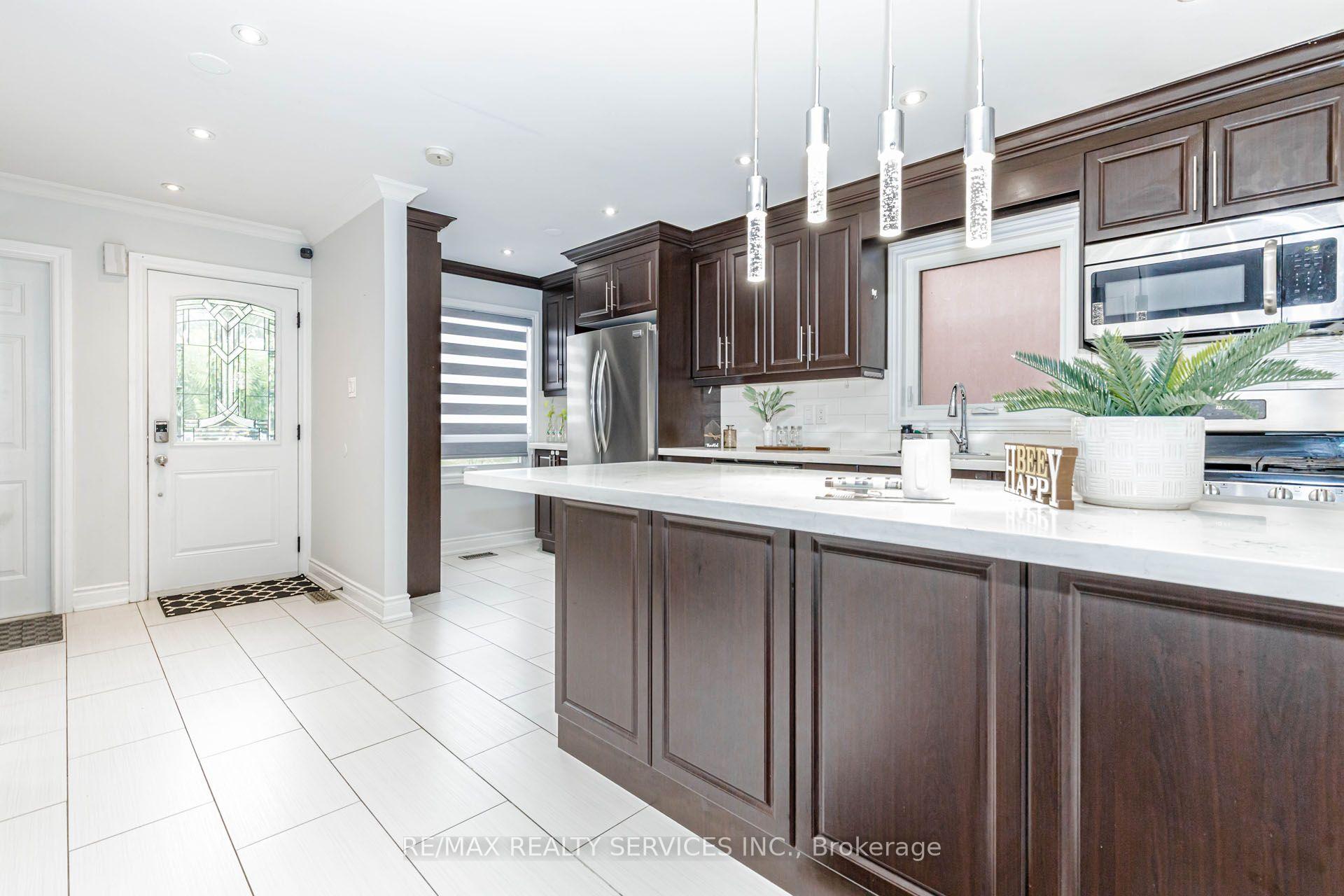 Photo 6 of 20 Murdoch Drive, Brampton, Northwood Park — HOMEH