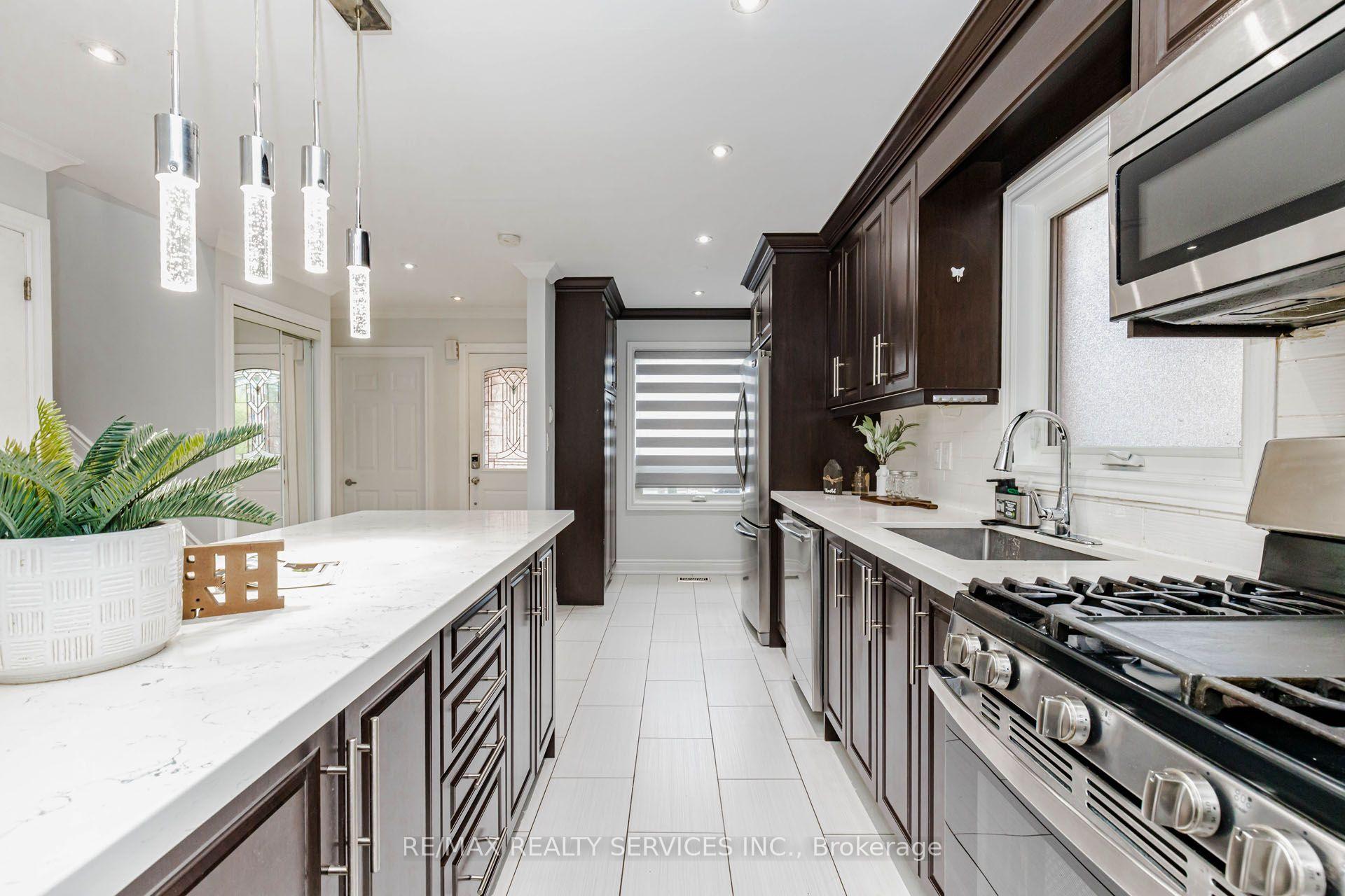 Photo 10 of 20 Murdoch Drive, Brampton, Northwood Park — HOMEH