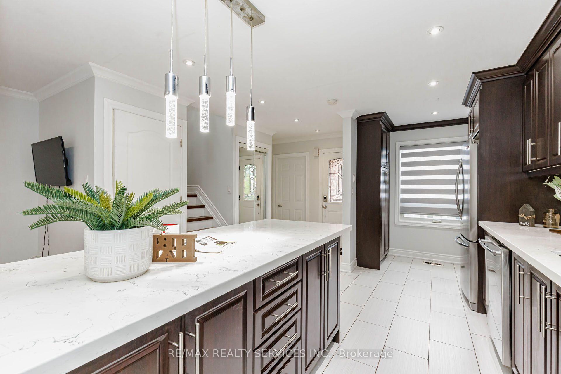 Photo 11 of 20 Murdoch Drive, Brampton, Northwood Park — HOMEH