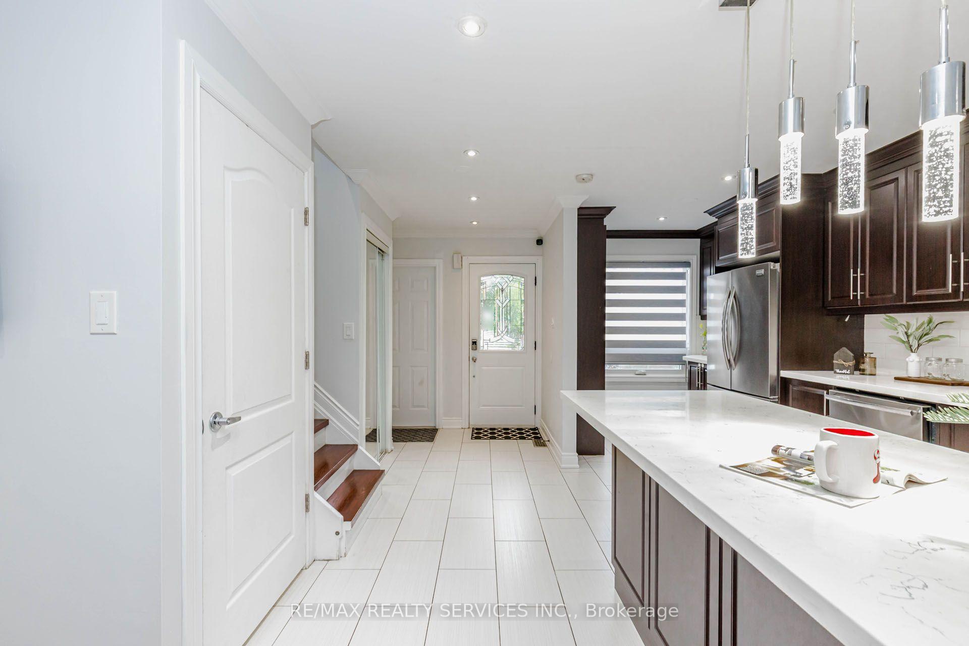 Photo 12 of 20 Murdoch Drive, Brampton, Northwood Park — HOMEH