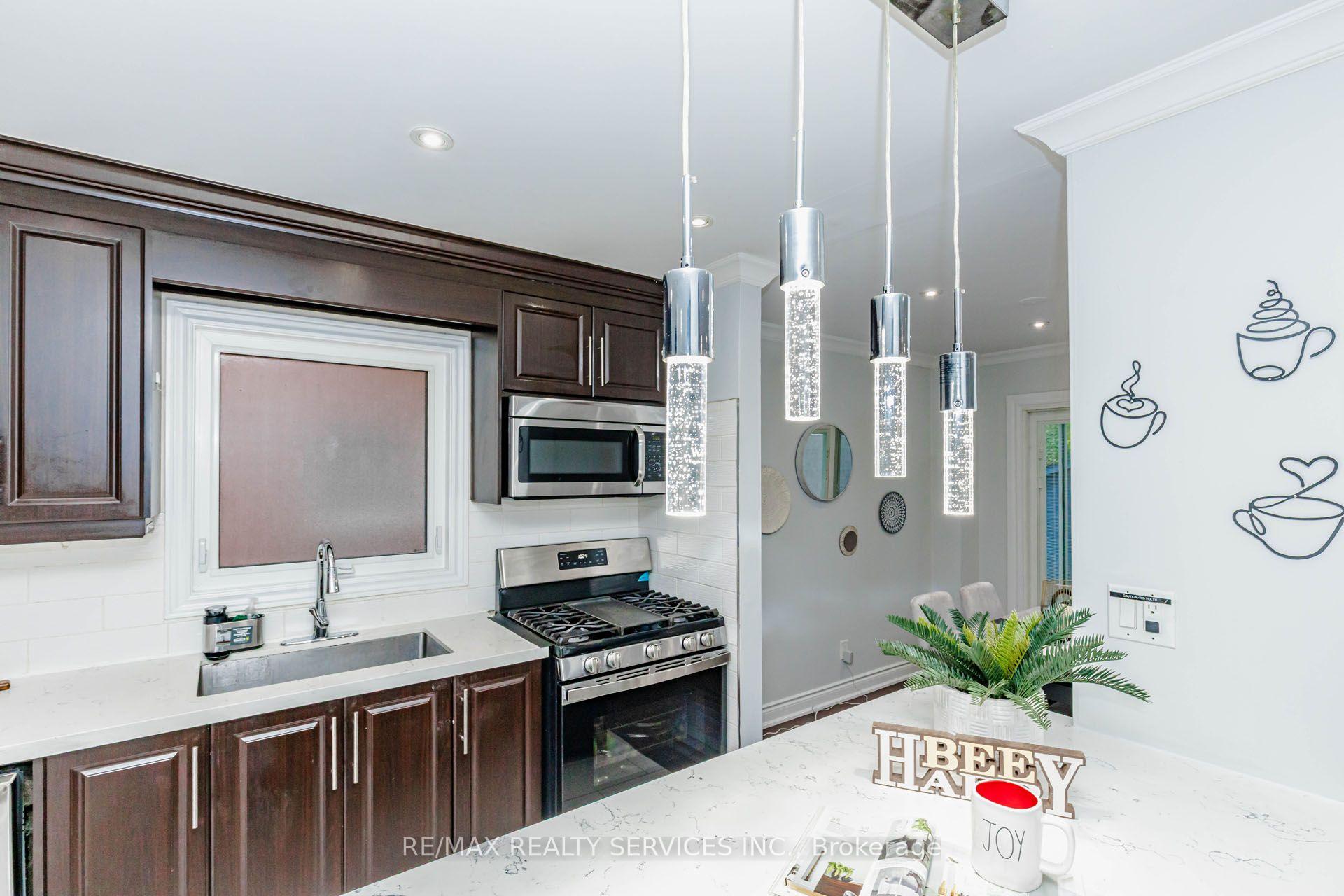 Photo 15 of 20 Murdoch Drive, Brampton, Northwood Park — HOMEH