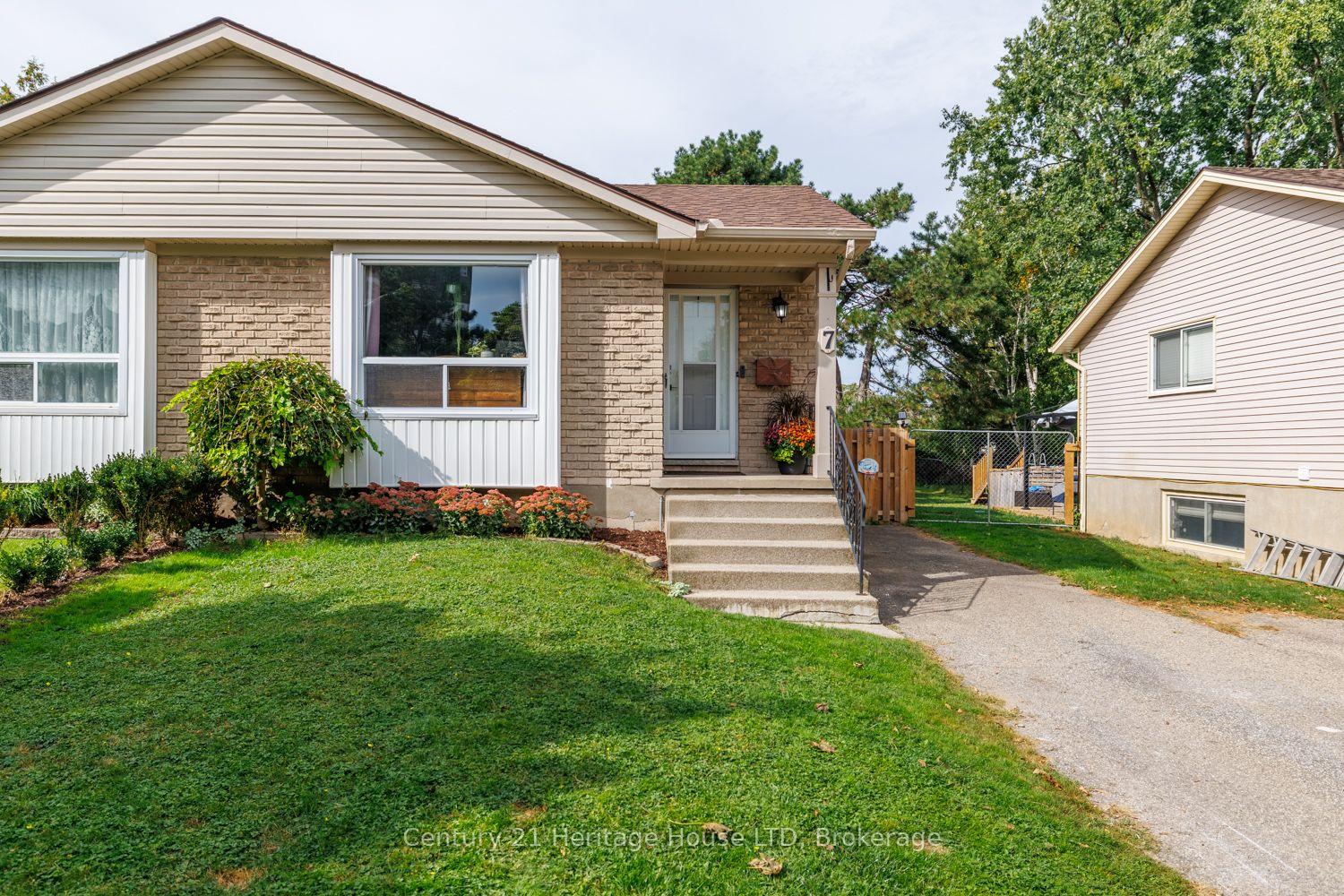Photo 2 of 7 Mcnicholl Circle, St. Catharines, Fairview — HOMEH