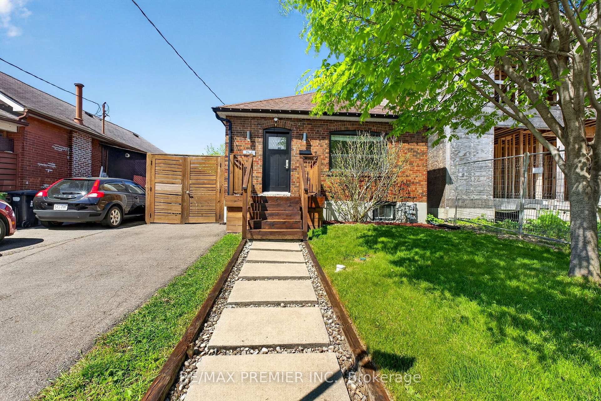 Photo 2 of 154 Fifth Street, Etobicoke, New Toronto — HOMEH