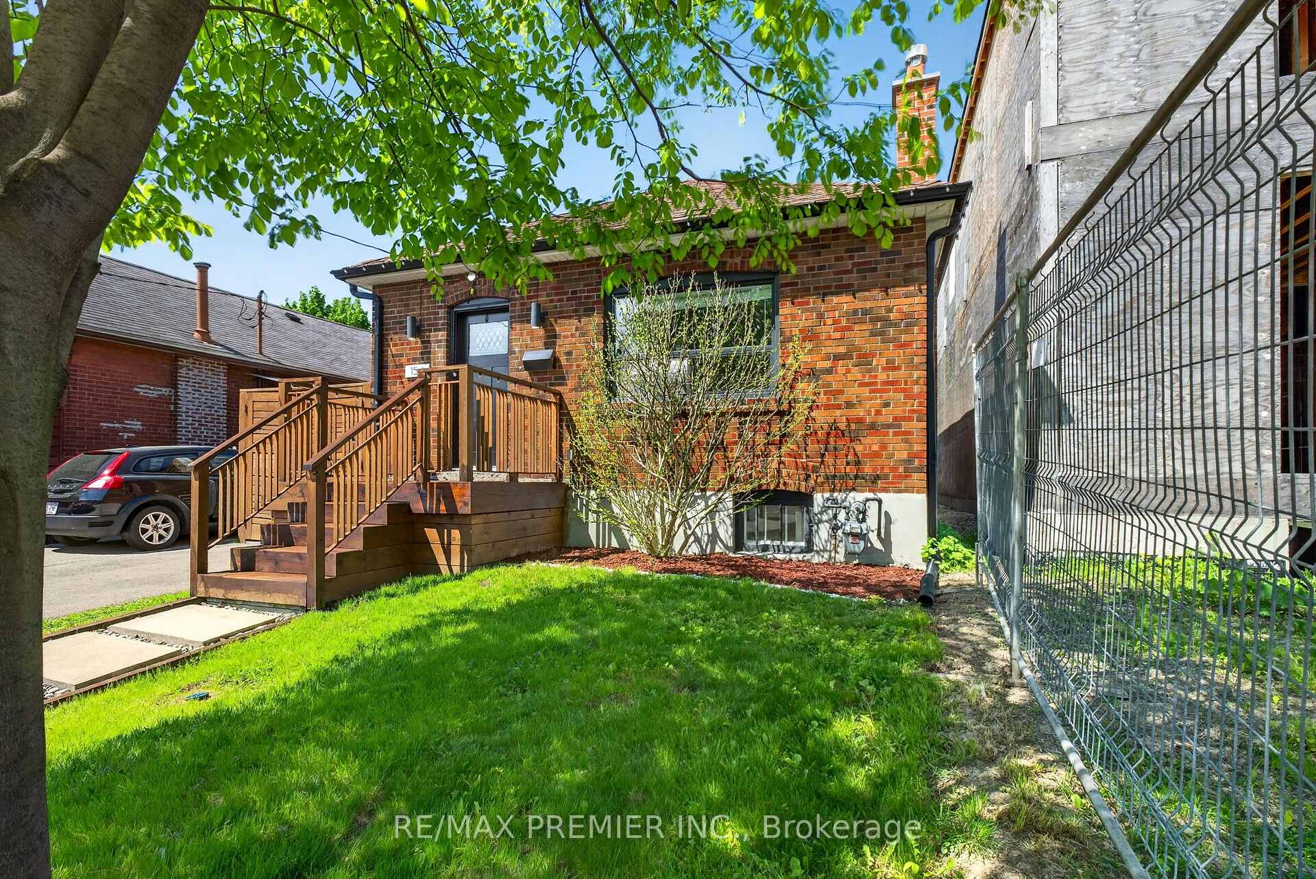 Photo 3 of 154 Fifth Street, Etobicoke, New Toronto — HOMEH