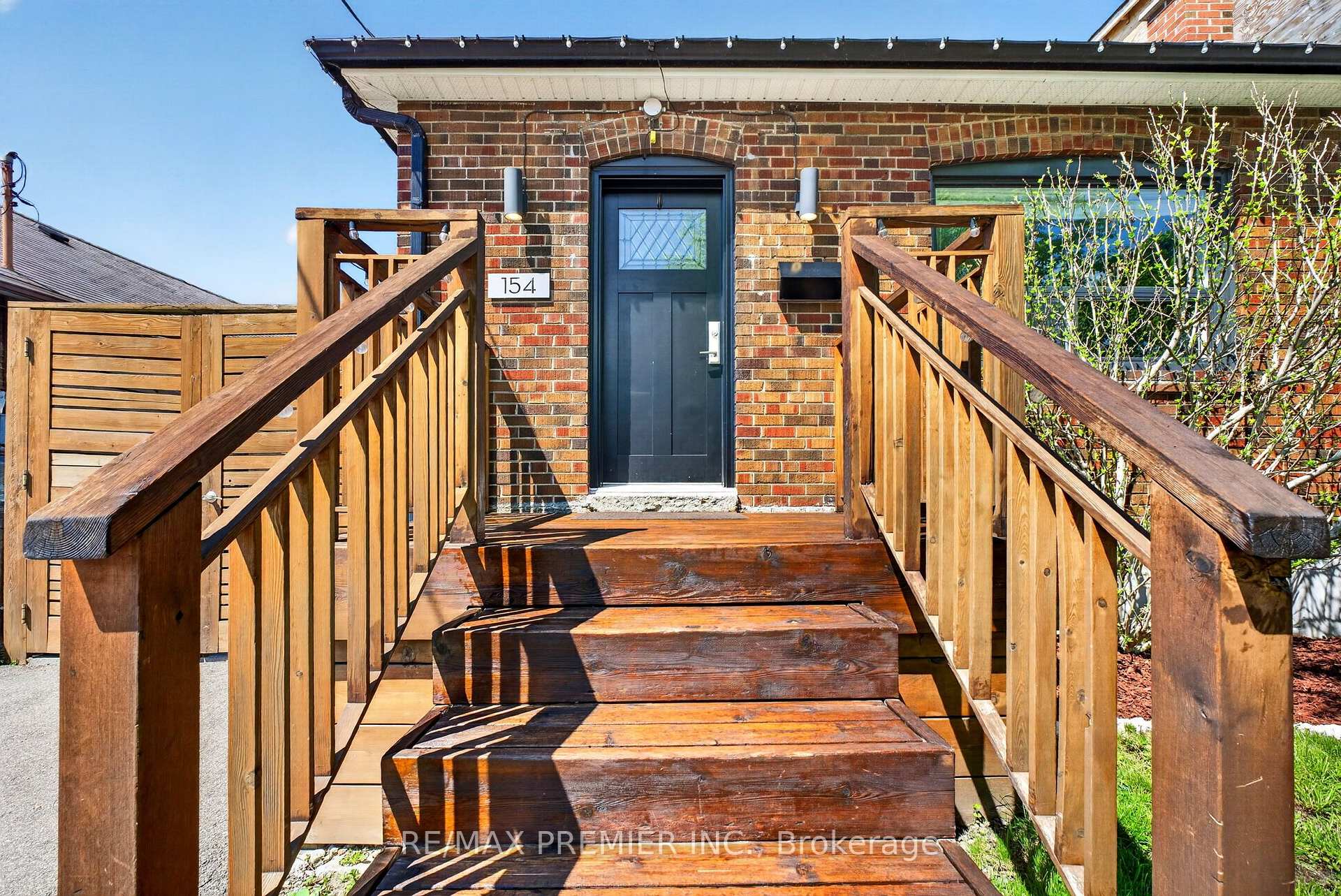 Photo 4 of 154 Fifth Street, Etobicoke, New Toronto — HOMEH