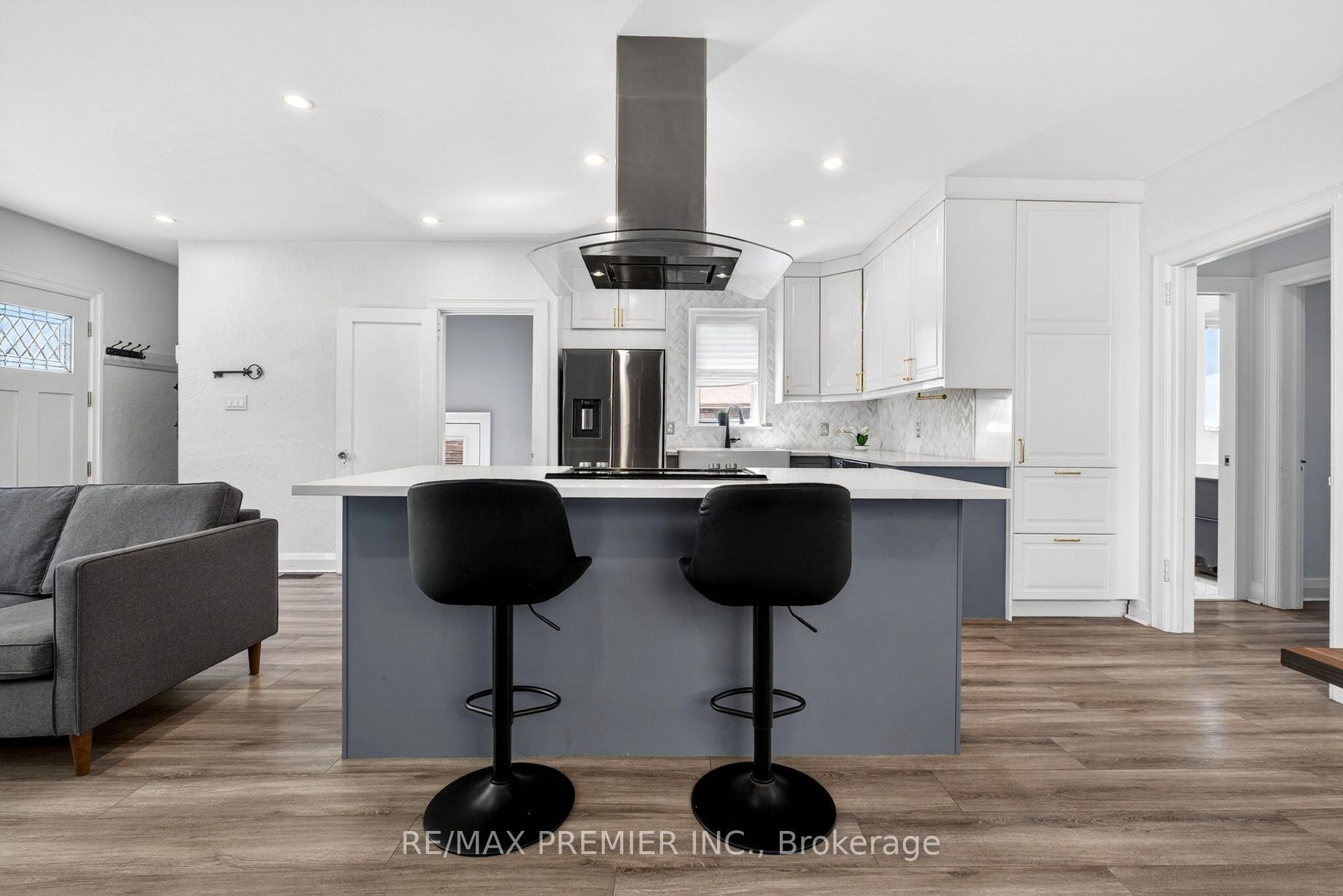 Photo 11 of 154 Fifth Street, Etobicoke, New Toronto — HOMEH