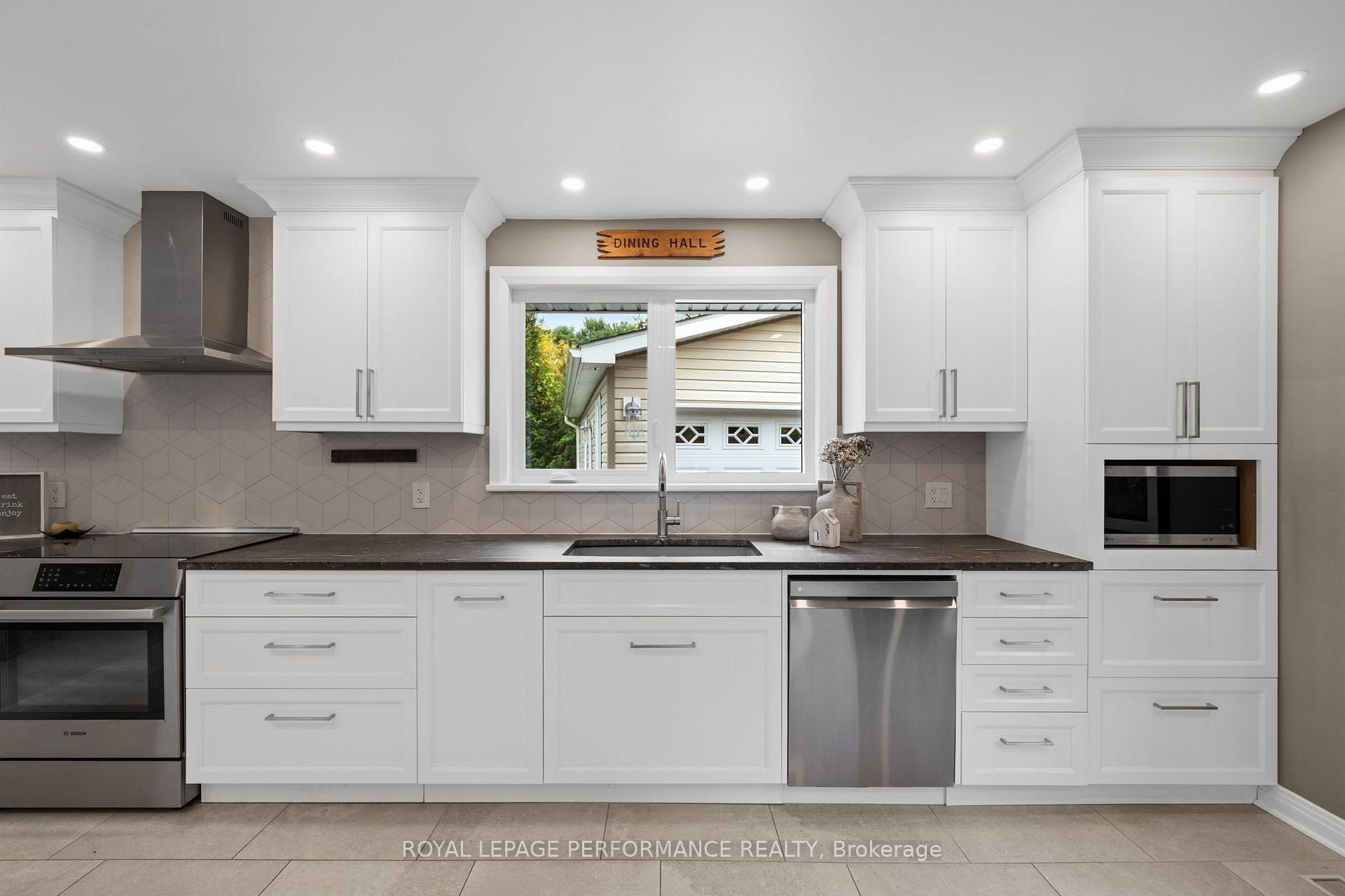 Photo 11 of 2189 Blossom Drive, Ottawa, Applewood Acres — HOMEH