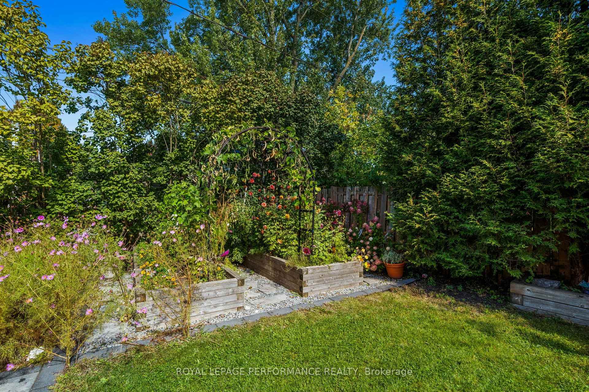 Photo 44 of 2189 Blossom Drive, Ottawa, Applewood Acres — HOMEH