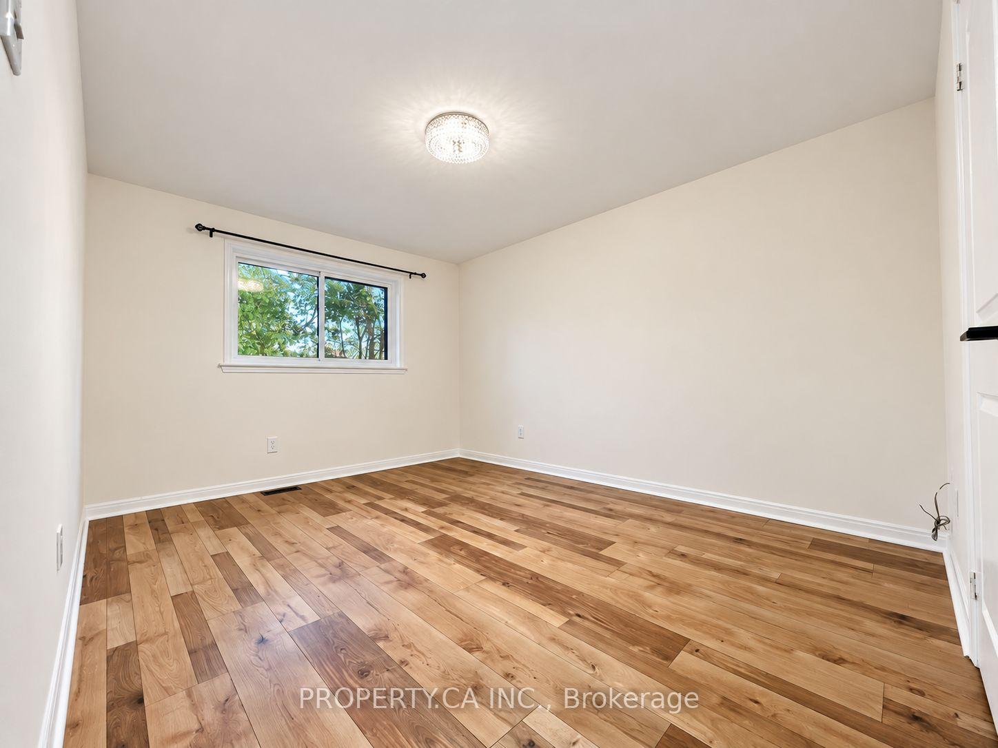 Photo 5 of 64 Chaucer Crescent, Barrie, Letitia Heights — HOMEH