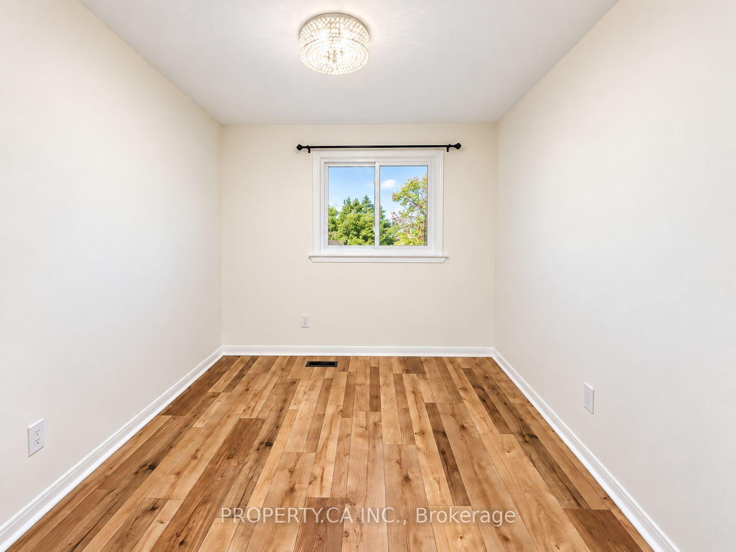 Photo 6 of 64 Chaucer Crescent, Barrie, Letitia Heights — HOMEH
