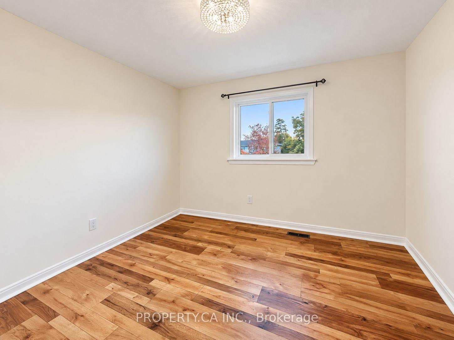 Photo 7 of 64 Chaucer Crescent, Barrie, Letitia Heights — HOMEH