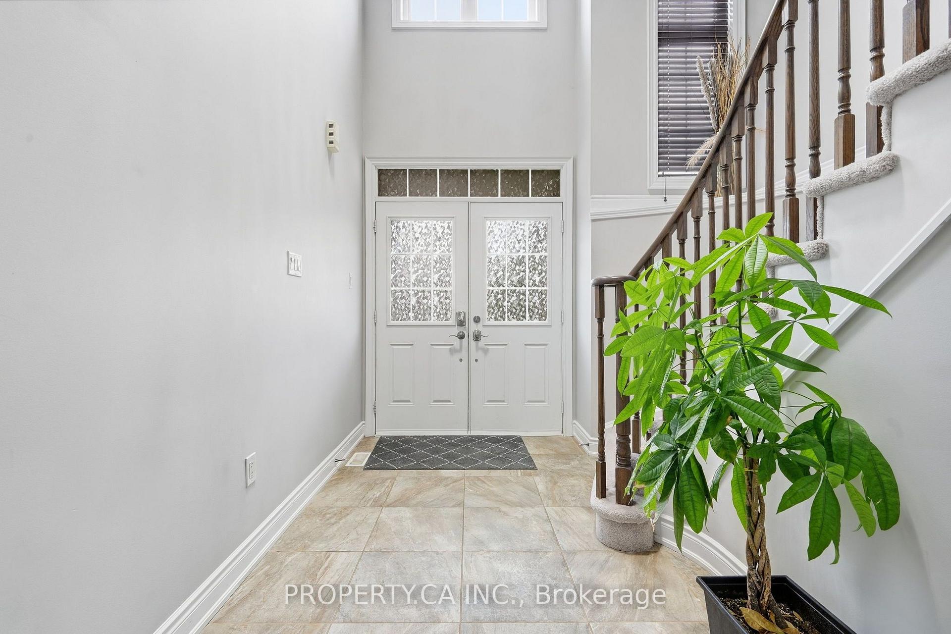 Photo 4 of 7829 Juneberry Drive, Niagara Falls, Brown — HOMEH