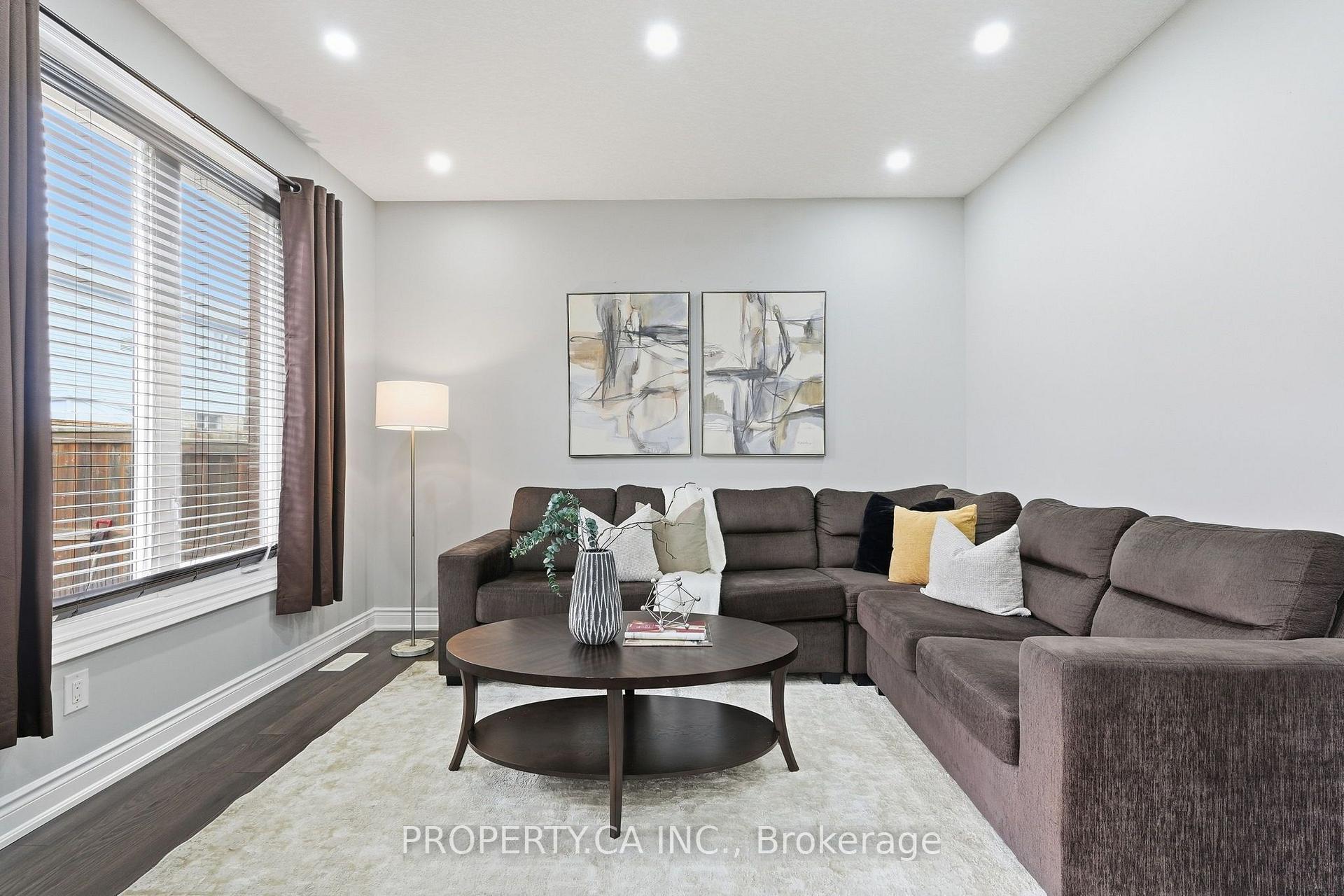 Photo 6 of 7829 Juneberry Drive, Niagara Falls, Brown — HOMEH