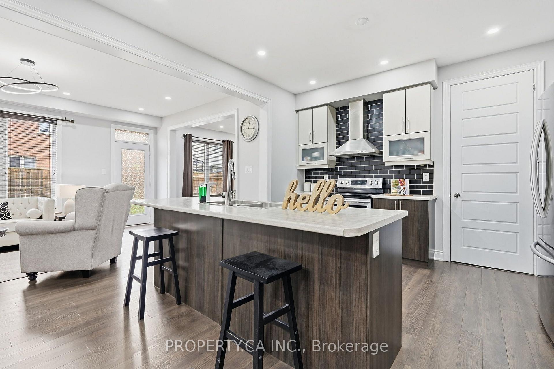 Photo 10 of 7829 Juneberry Drive, Niagara Falls, Brown — HOMEH