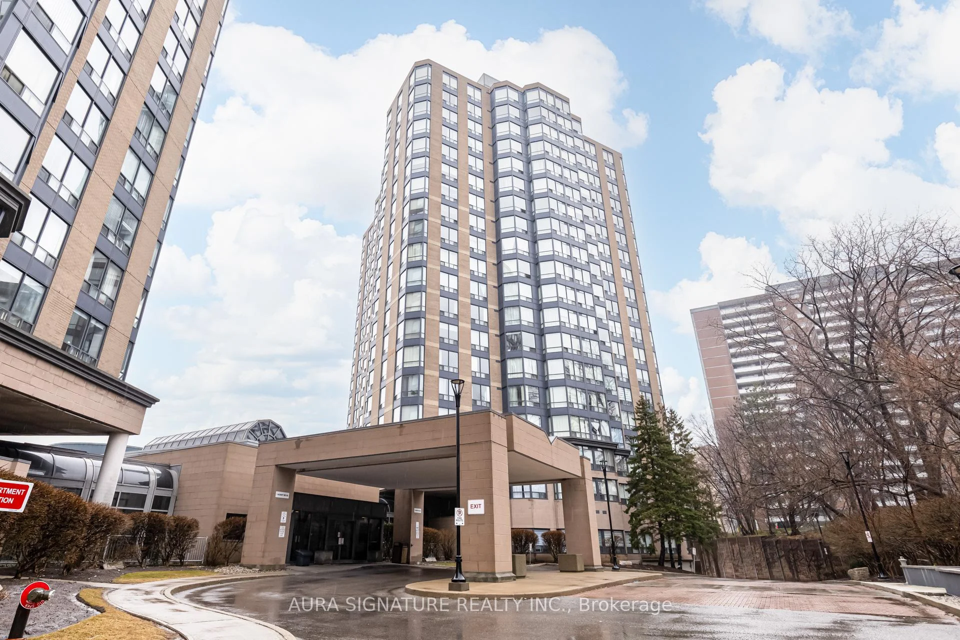 Photo 2 of Unit 1010, 3 Hickory Tree Road, North York, Weston — HOMEH