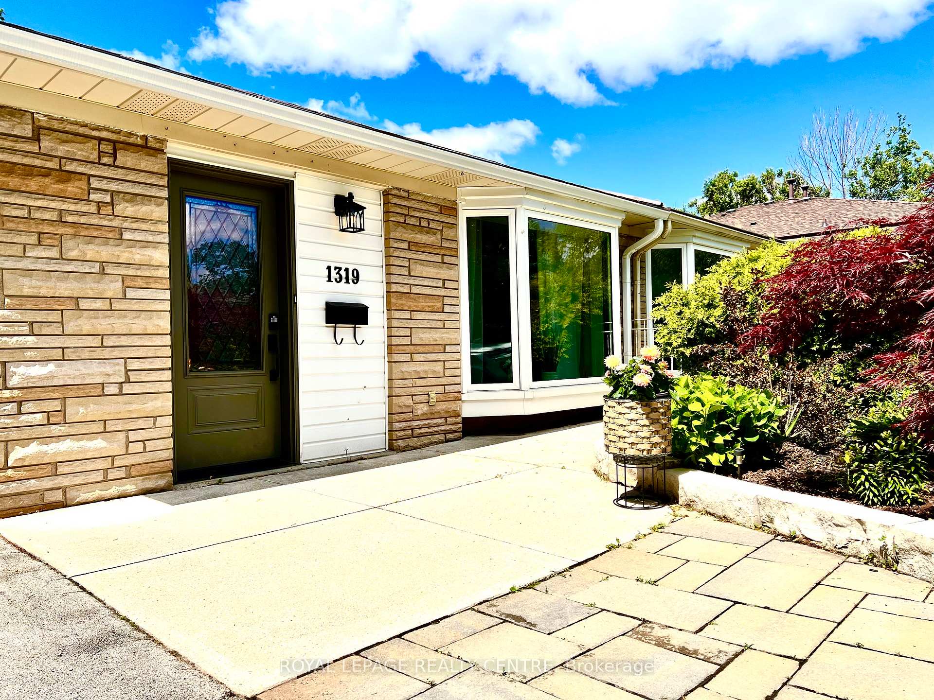 Photo 3 of 1319 Redbank Crescent, Oakville, College Park — HOMEH