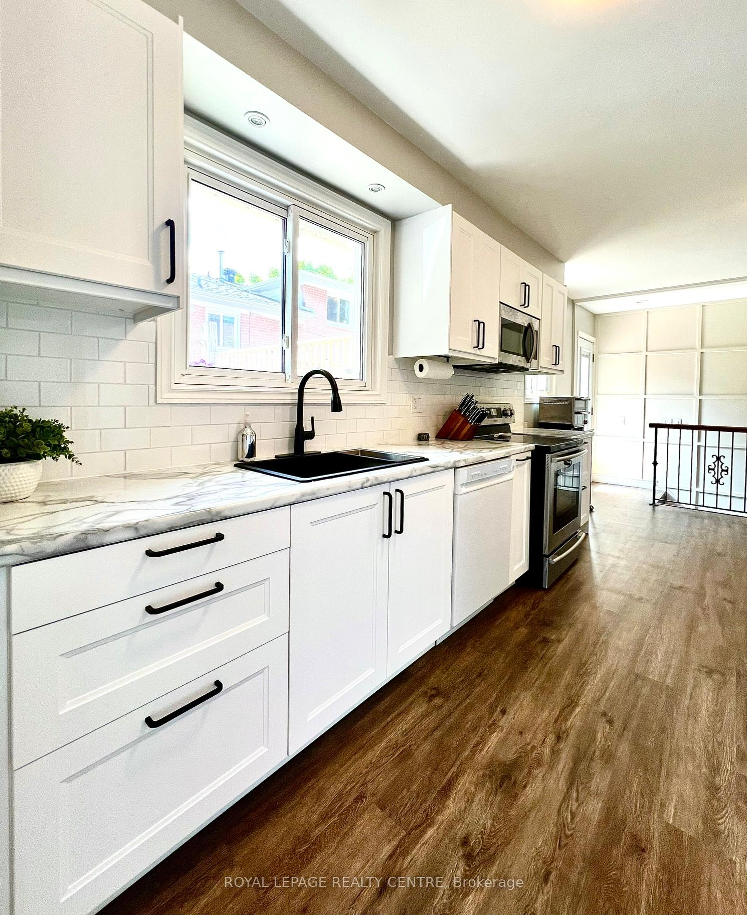 Photo 7 of 1319 Redbank Crescent, Oakville, College Park — HOMEH