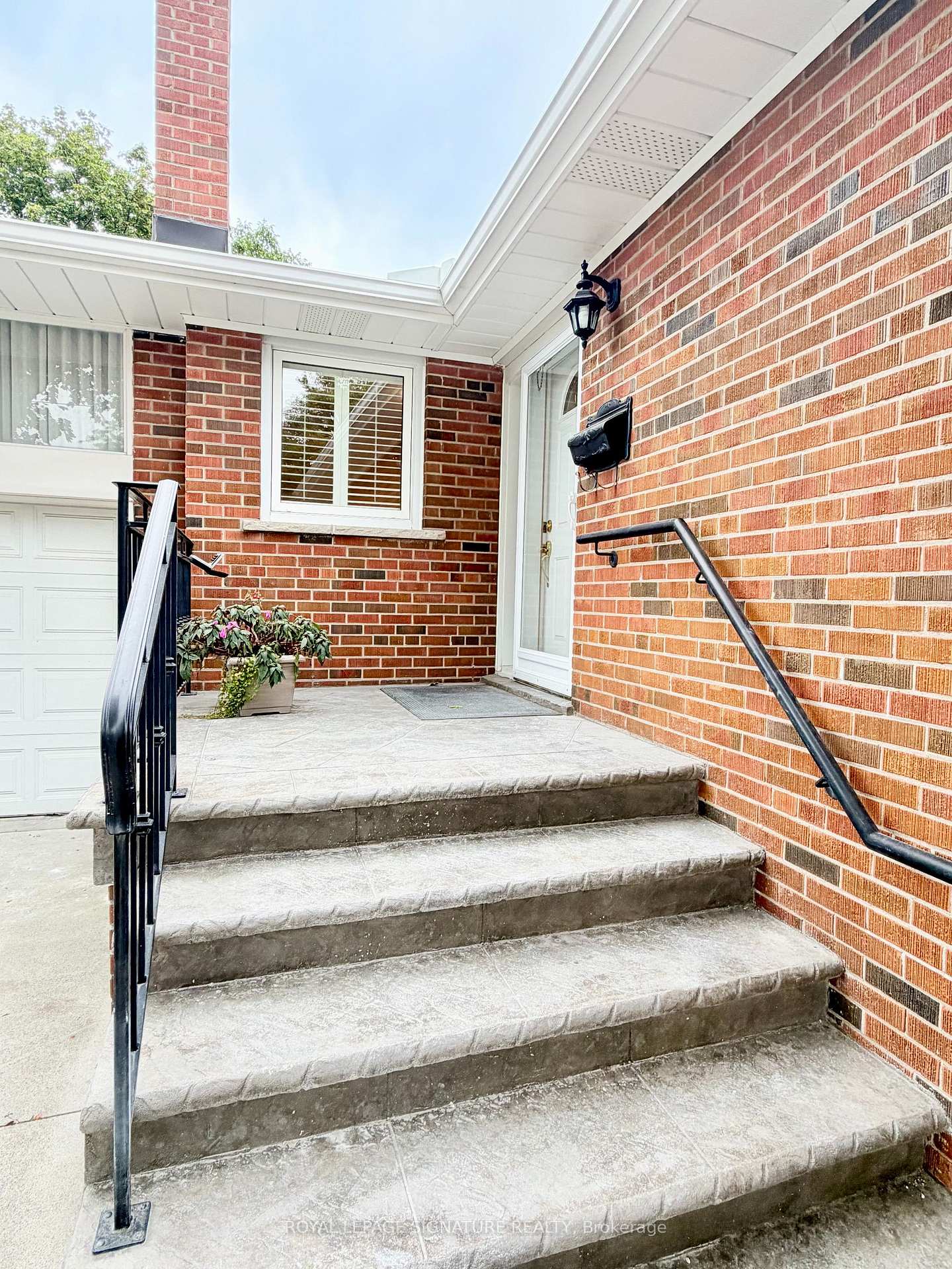 Photo 2 of 3 Avery Avenue, Etobicoke, Markland Wood — HOMEH