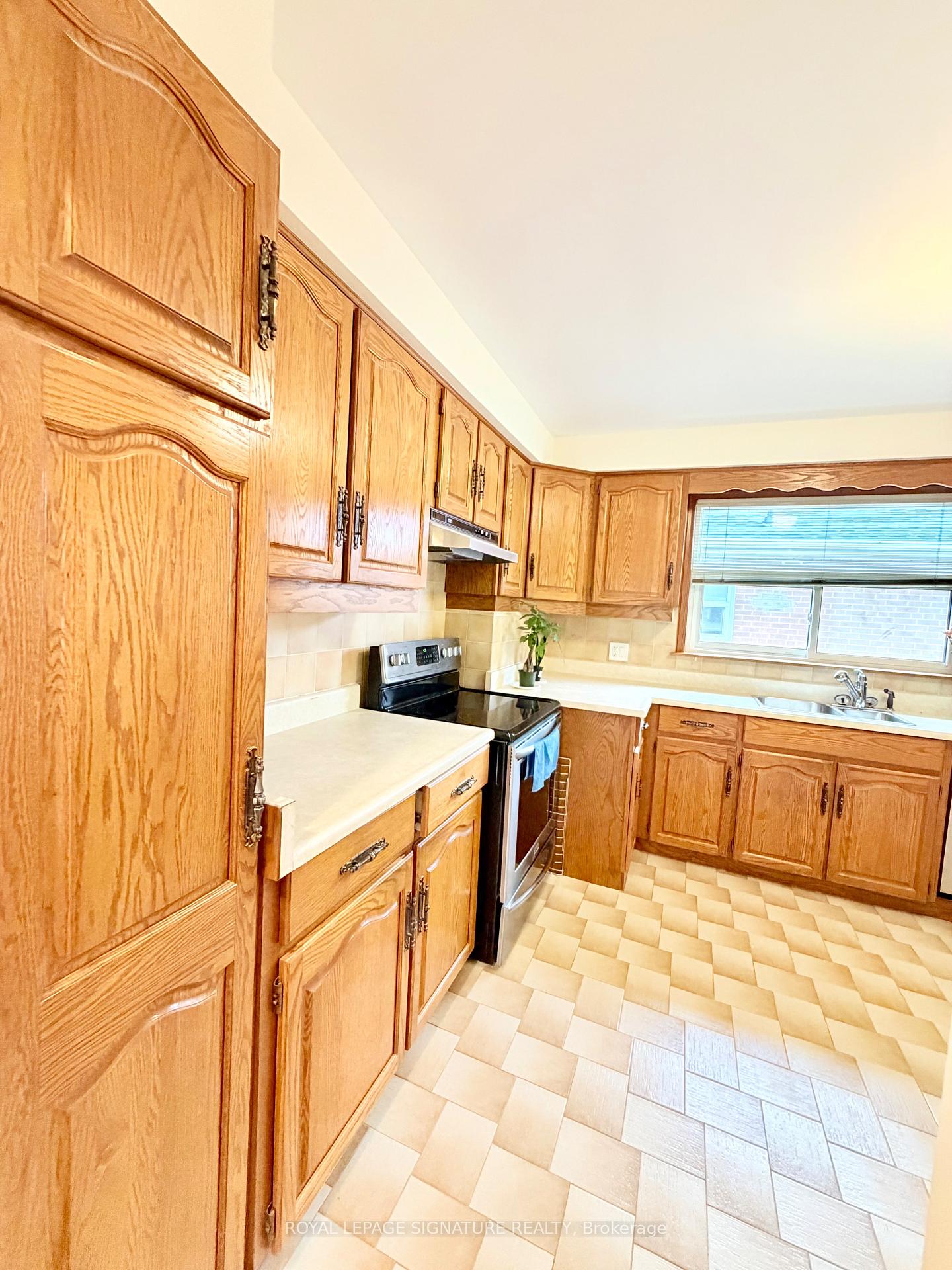 Photo 17 of 3 Avery Avenue, Etobicoke, Markland Wood — HOMEH
