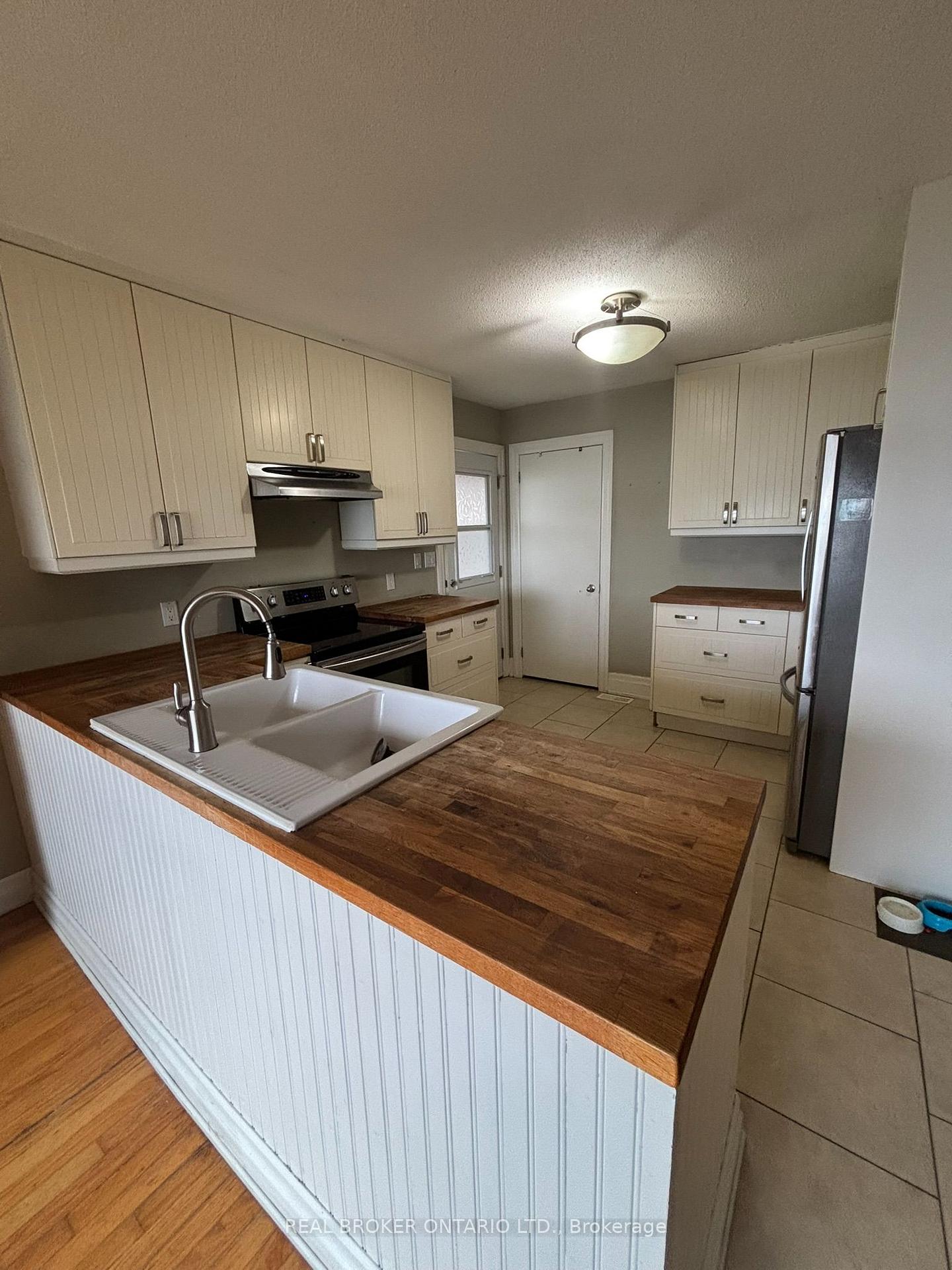 Photo 8 of 208 Kempview Lane, Barrie, South Shore — HOMEH