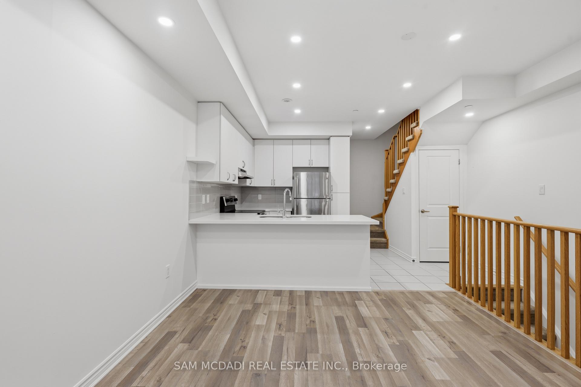 Photo 4 of Unit 6, 2285 Mcnab Lane, Mississauga, Clarkson — HOMEH