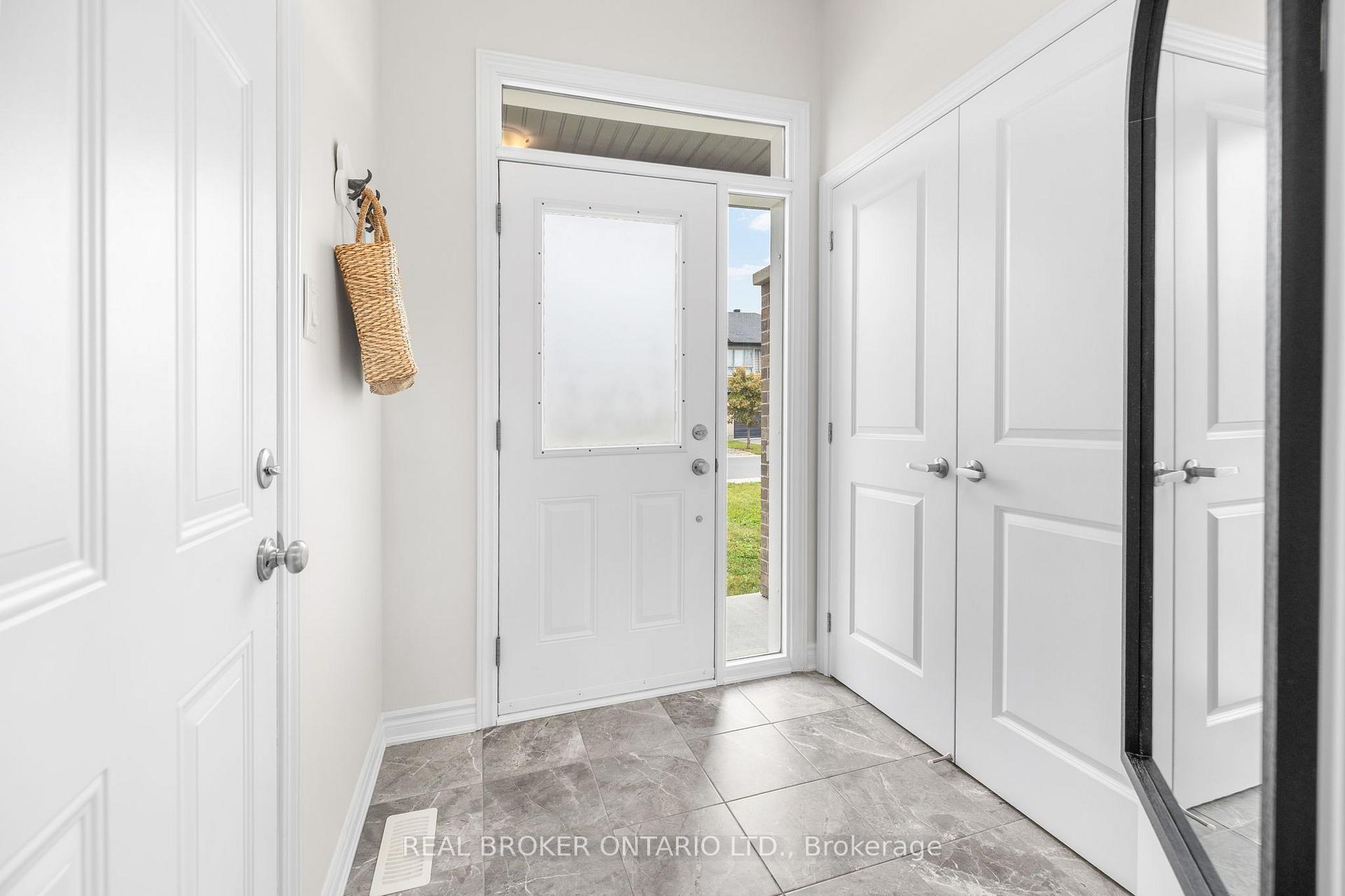Photo 3 of 300 Livery Street, Ottawa, Kanata - Emerald Meadows/Trailwest — HOMEH