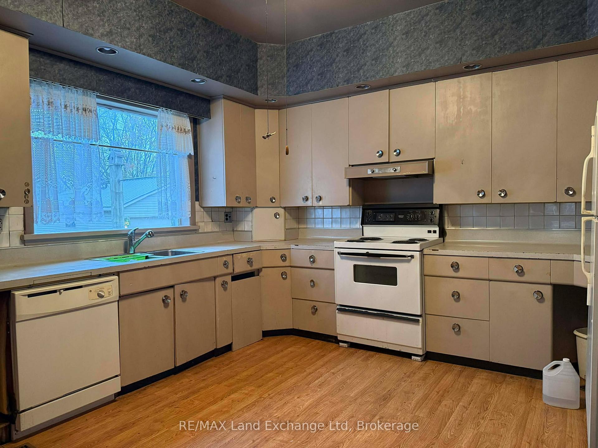 Photo 19 of 126 Diagonal Road, North Huron, Wingham — HOMEH