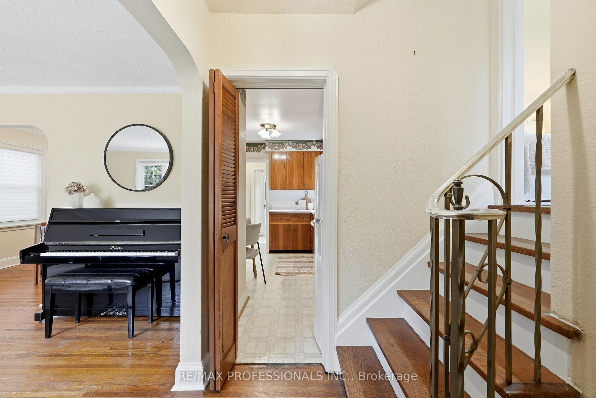 Photo 4 of 1 Bernice Avenue, Etobicoke, Stonegate-Queensway — HOMEH