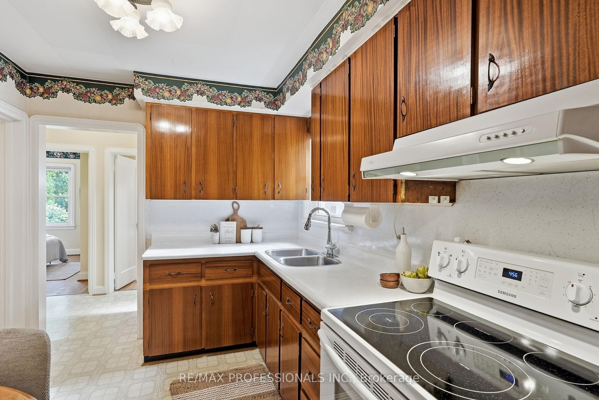 Photo 16 of 1 Bernice Avenue, Etobicoke, Stonegate-Queensway — HOMEH