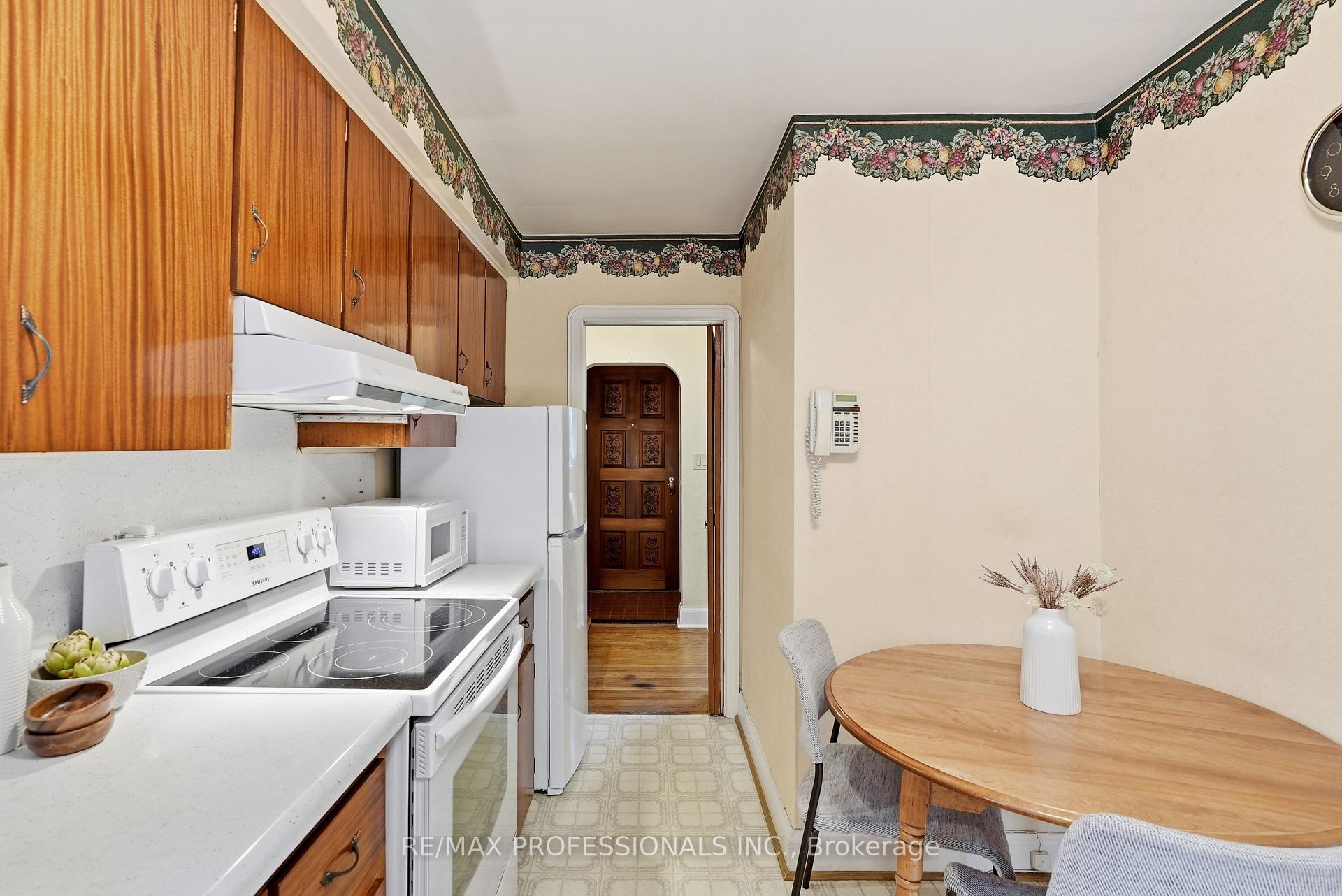 Photo 17 of 1 Bernice Avenue, Etobicoke, Stonegate-Queensway — HOMEH