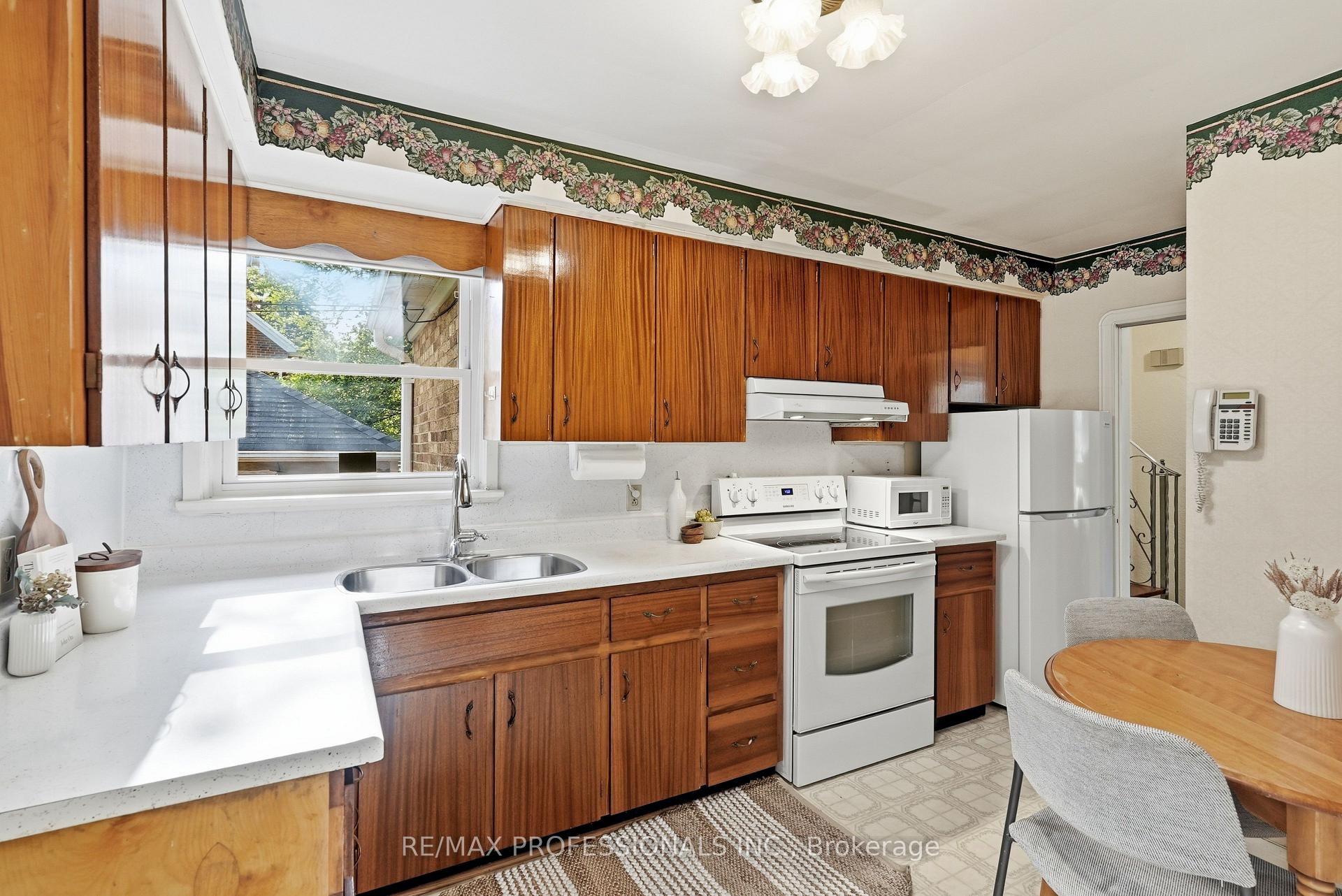 Photo 19 of 1 Bernice Avenue, Etobicoke, Stonegate-Queensway — HOMEH